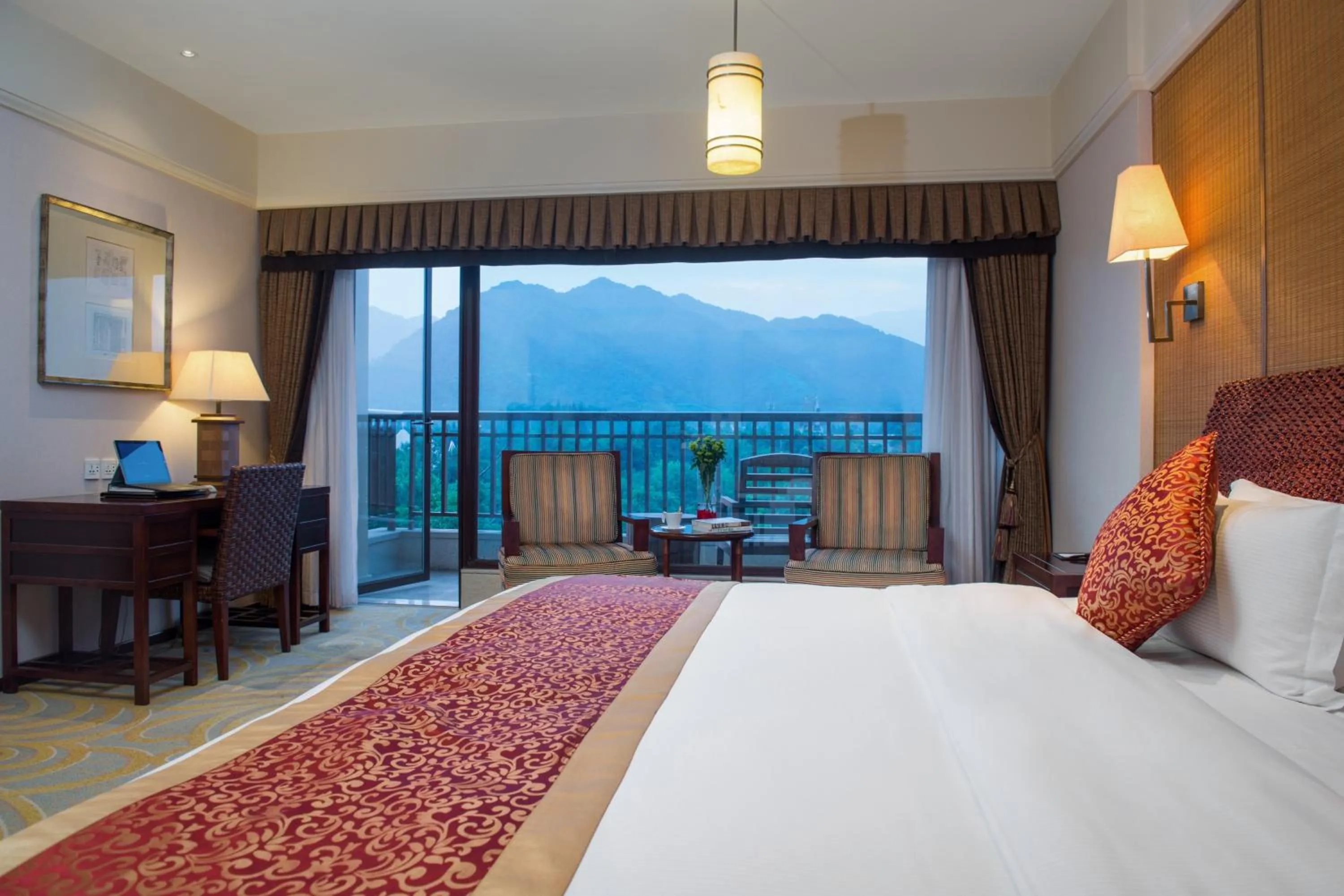 Photo of the whole room, Bed in Howard Johnson Conference Resort Chengdu