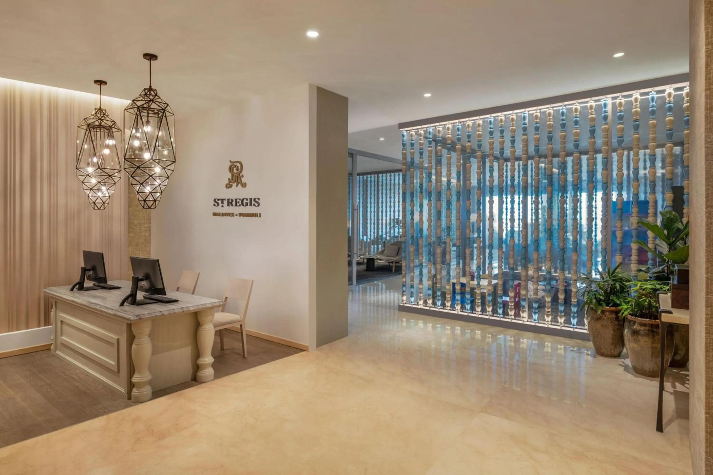 Lounge or bar in The St. Regis Maldives Vommuli Resort