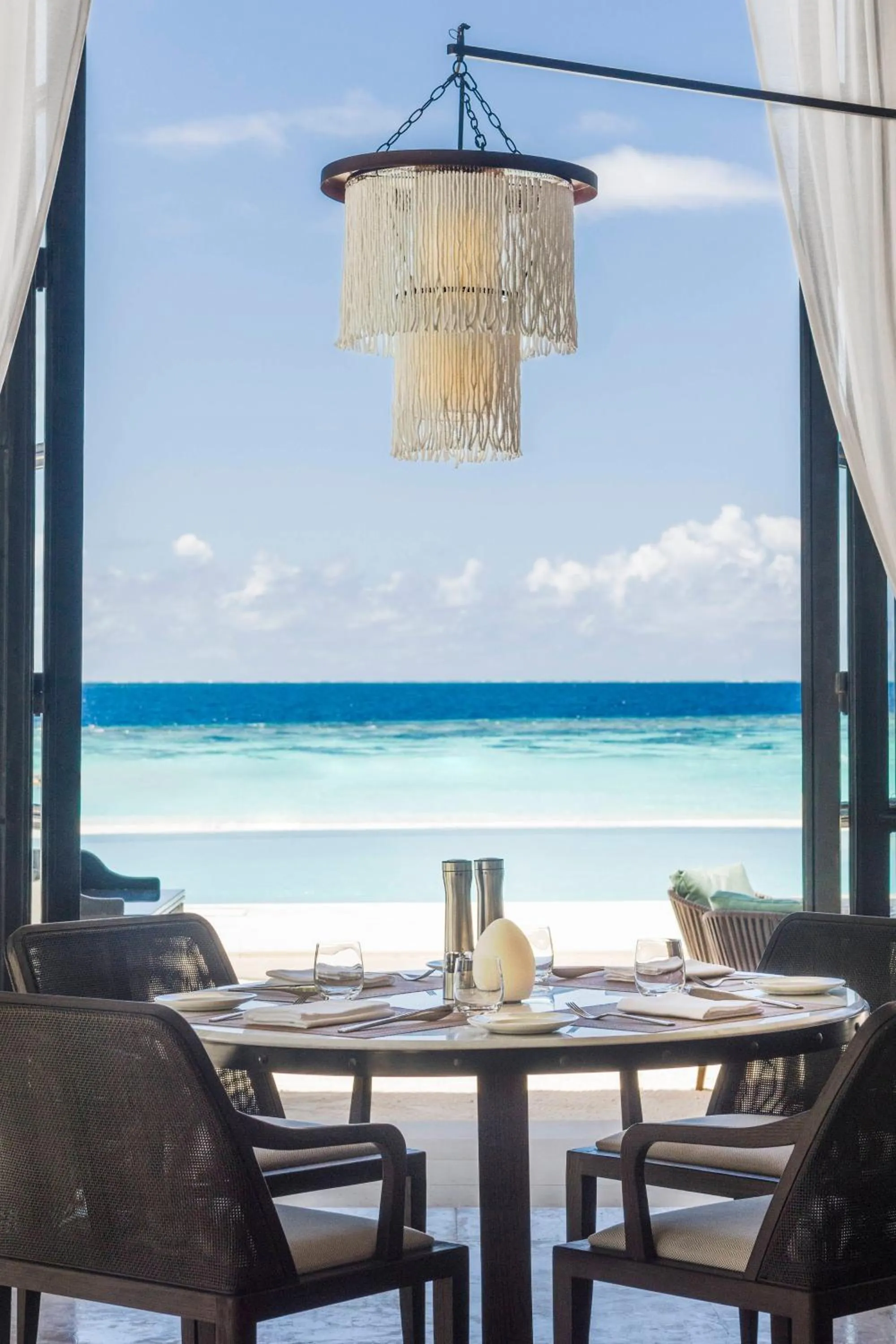 Restaurant/places to eat in The St. Regis Maldives Vommuli Resort