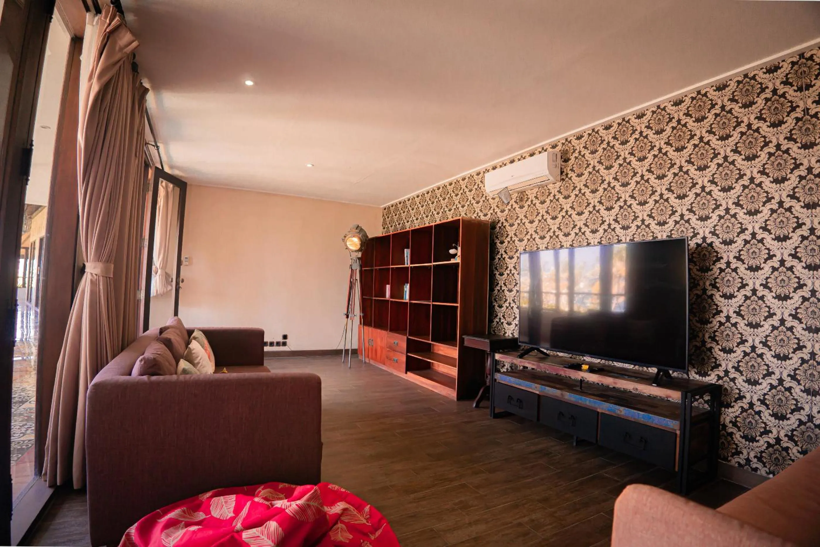 Communal lounge/ TV room in Villa Delmara at Balian Beach By Amerta Experience