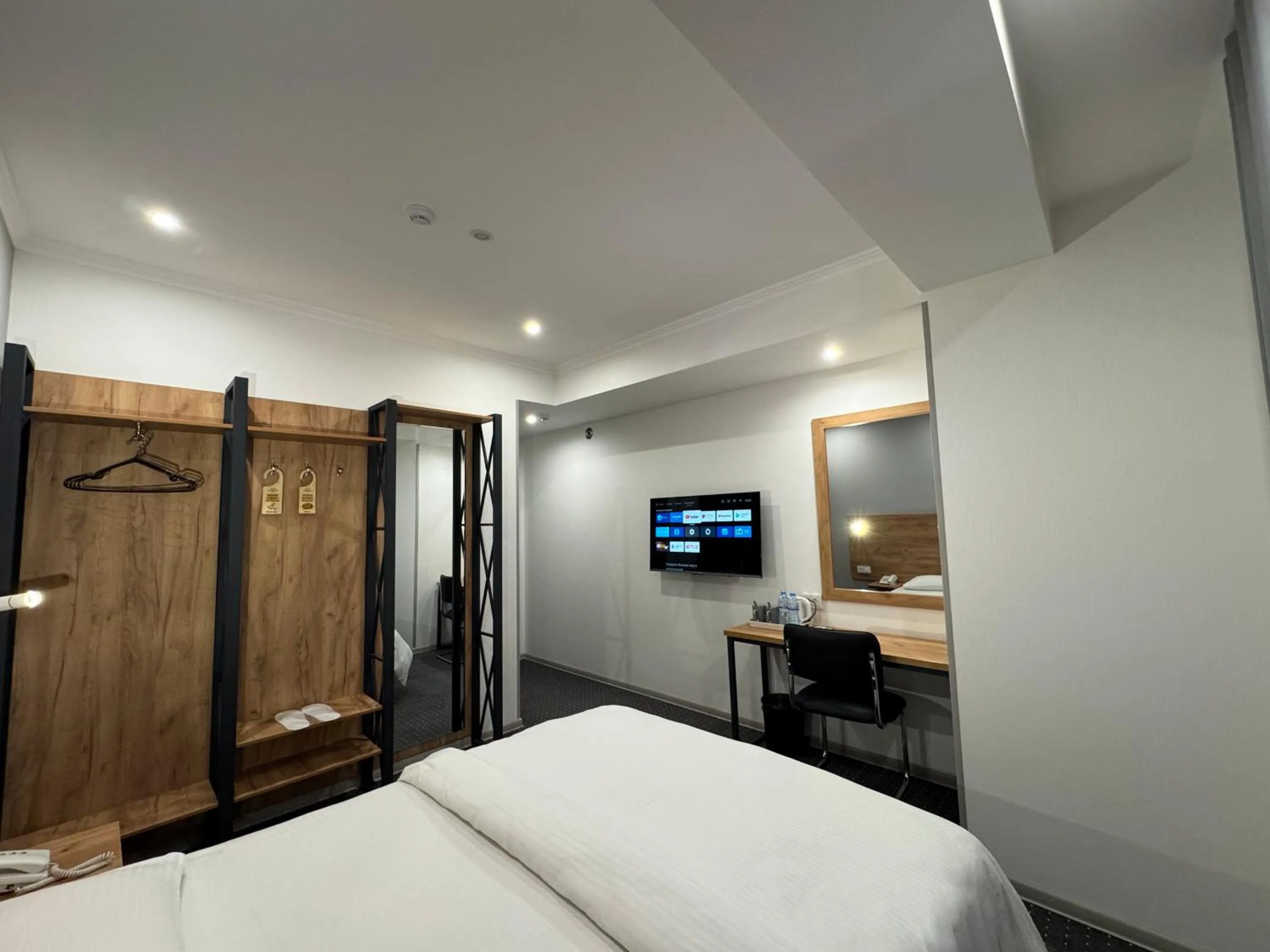 Photo of the whole room, Bed in Afsona