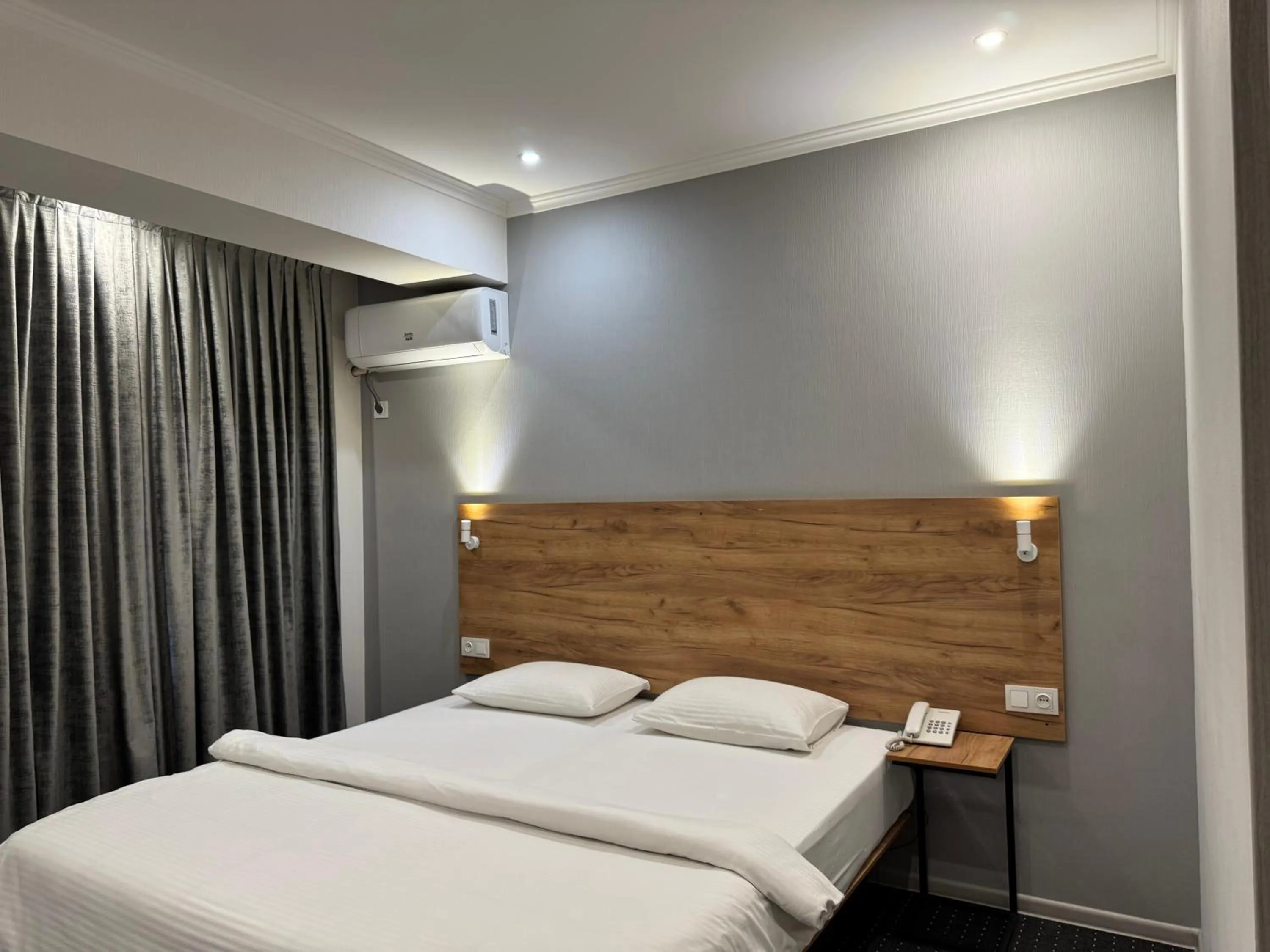 Photo of the whole room, Bed in Afsona