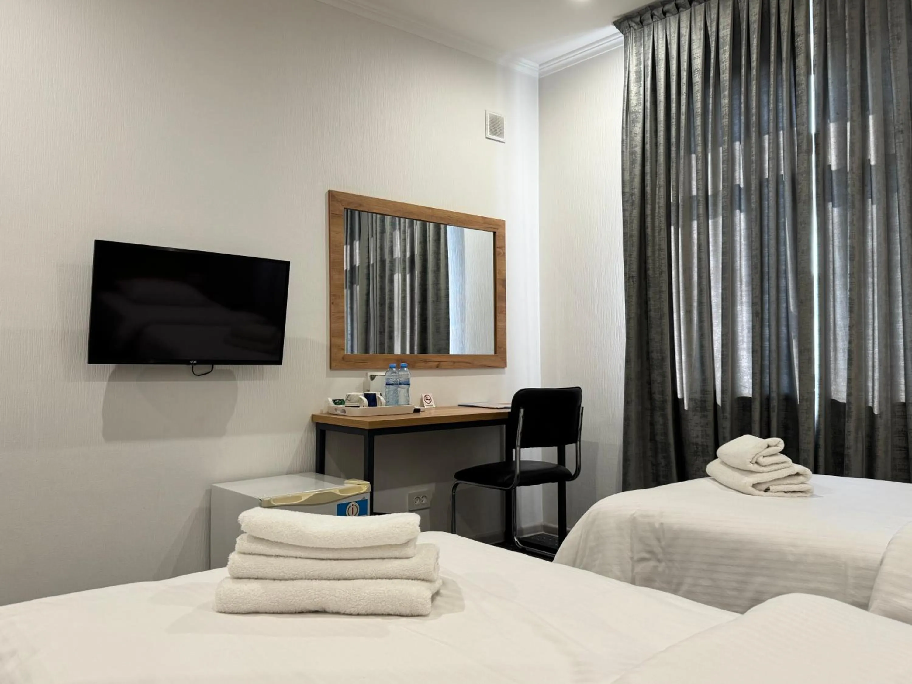 Photo of the whole room, Bed in Afsona