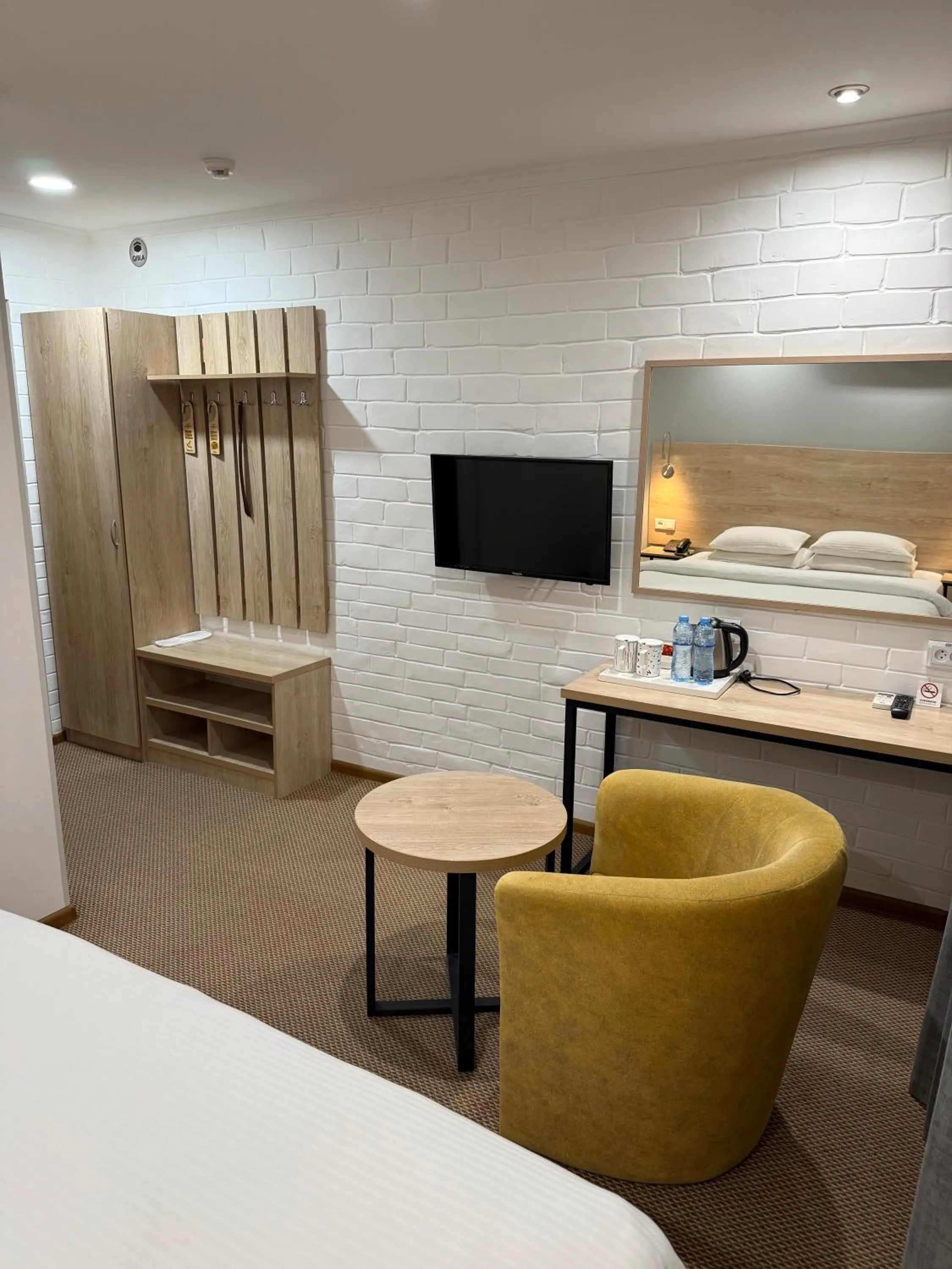 Photo of the whole room, Bed in Afsona