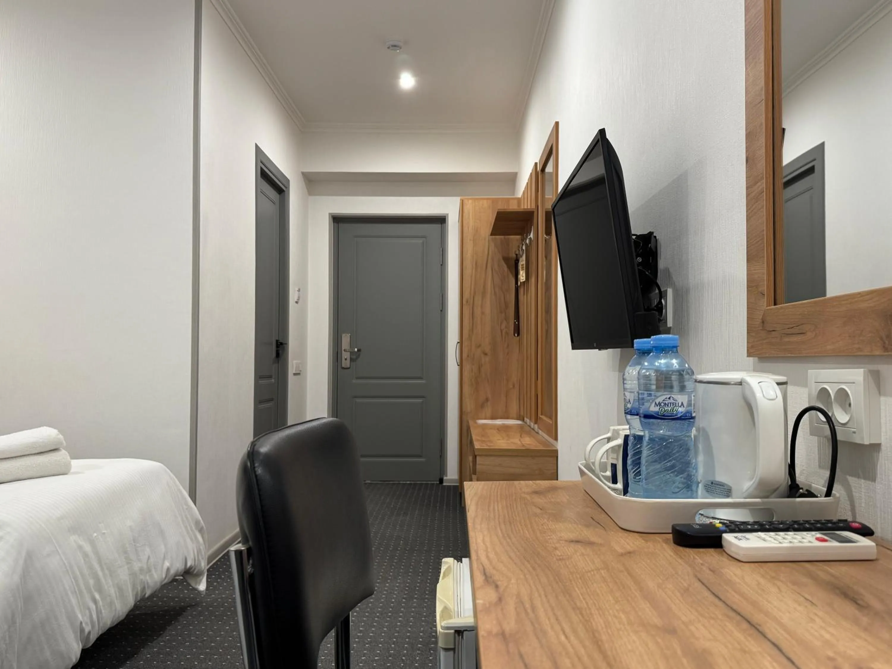 Photo of the whole room, Bed in Afsona