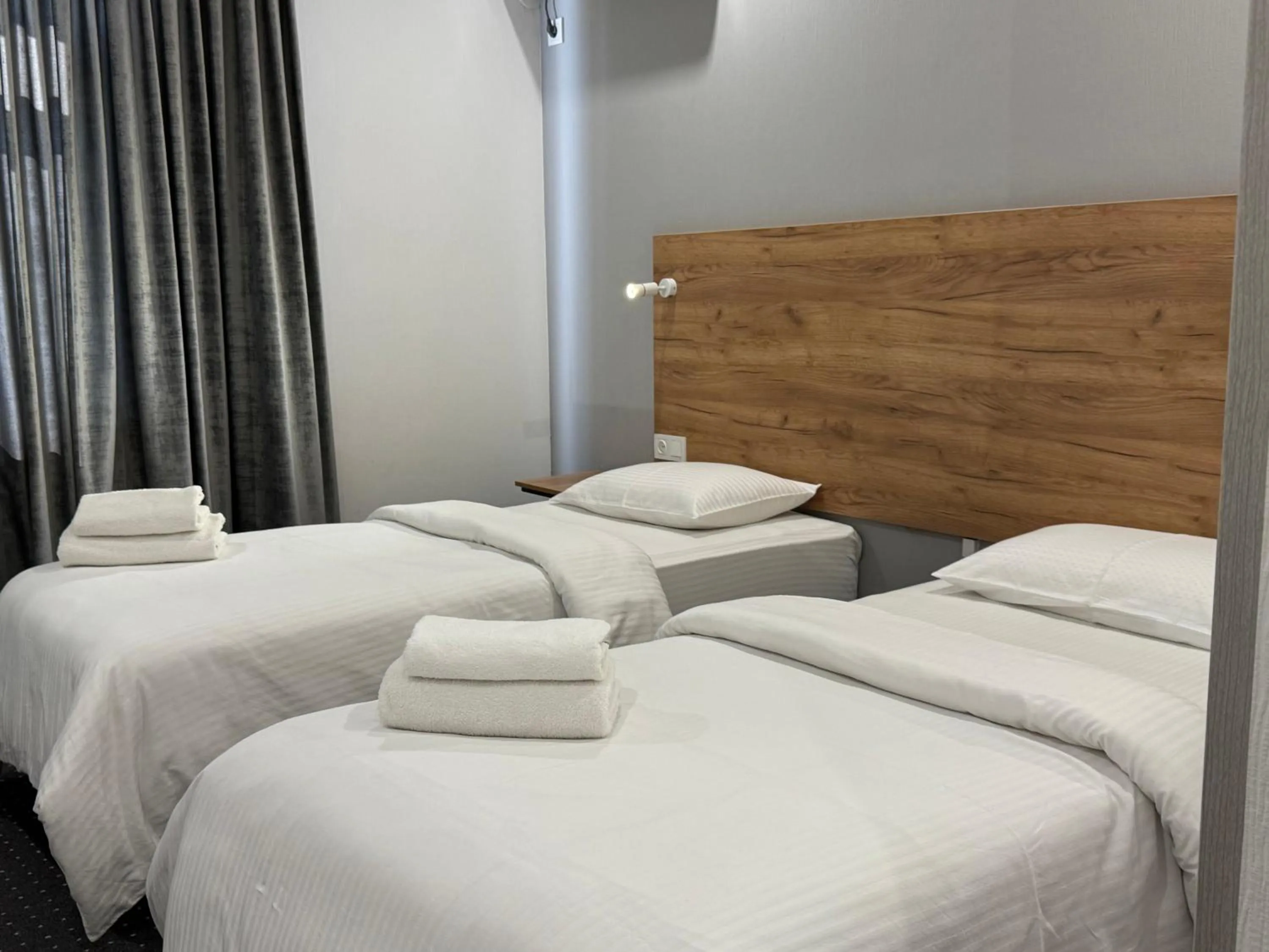 Photo of the whole room, Bed in Afsona