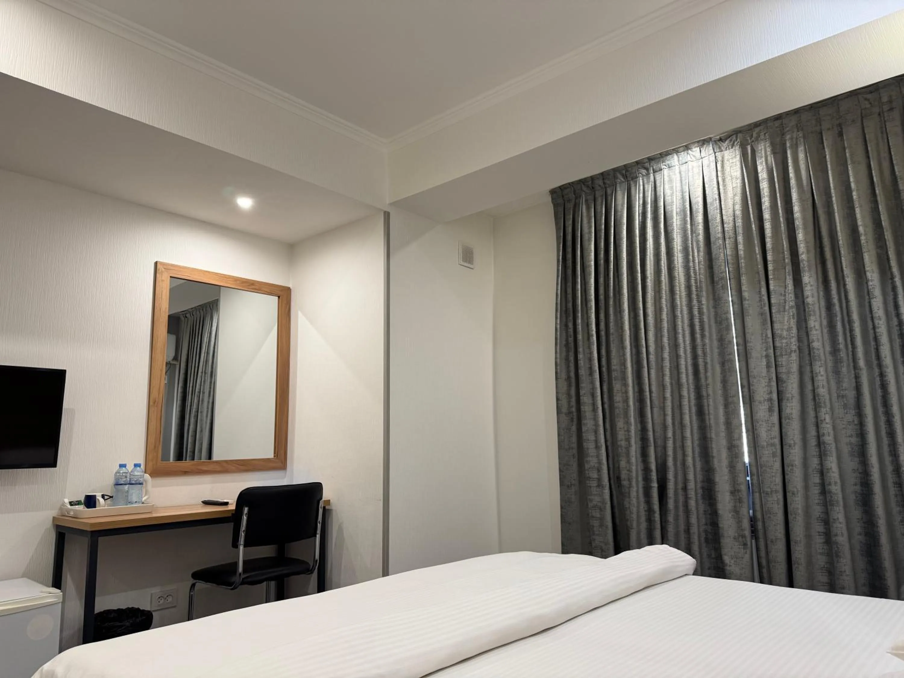 Photo of the whole room, Bed in Afsona