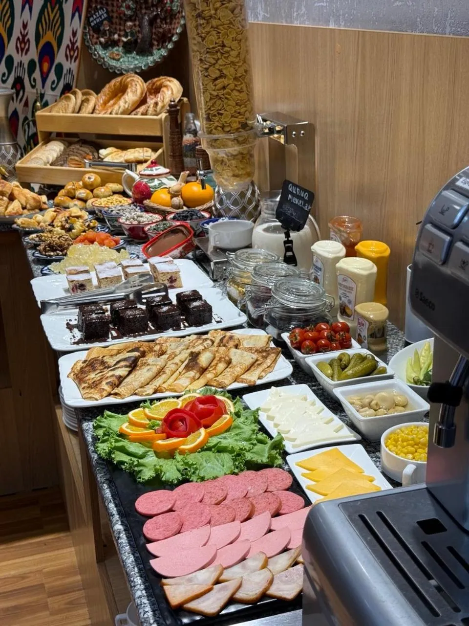 Buffet breakfast in Afsona