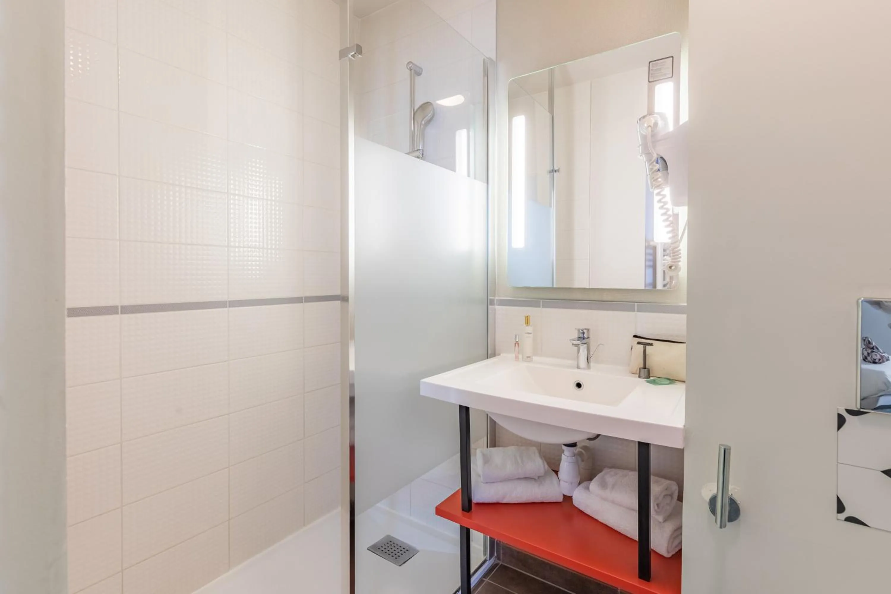 Bathroom in Appart'City Confort Bordeaux Chartrons