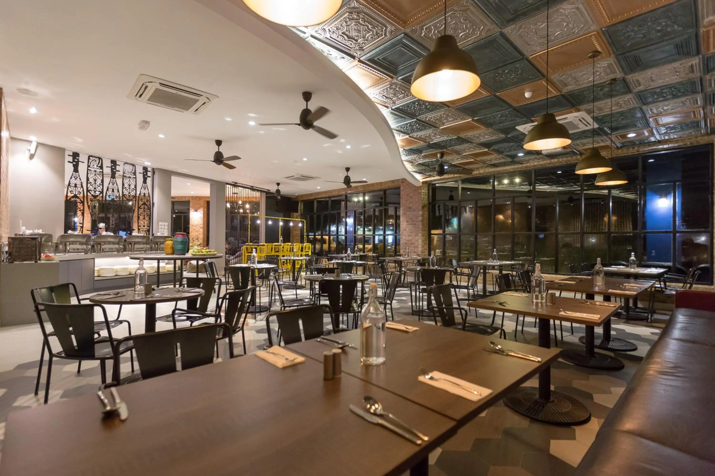 Restaurant/places to eat in Athome Boutique Hotel