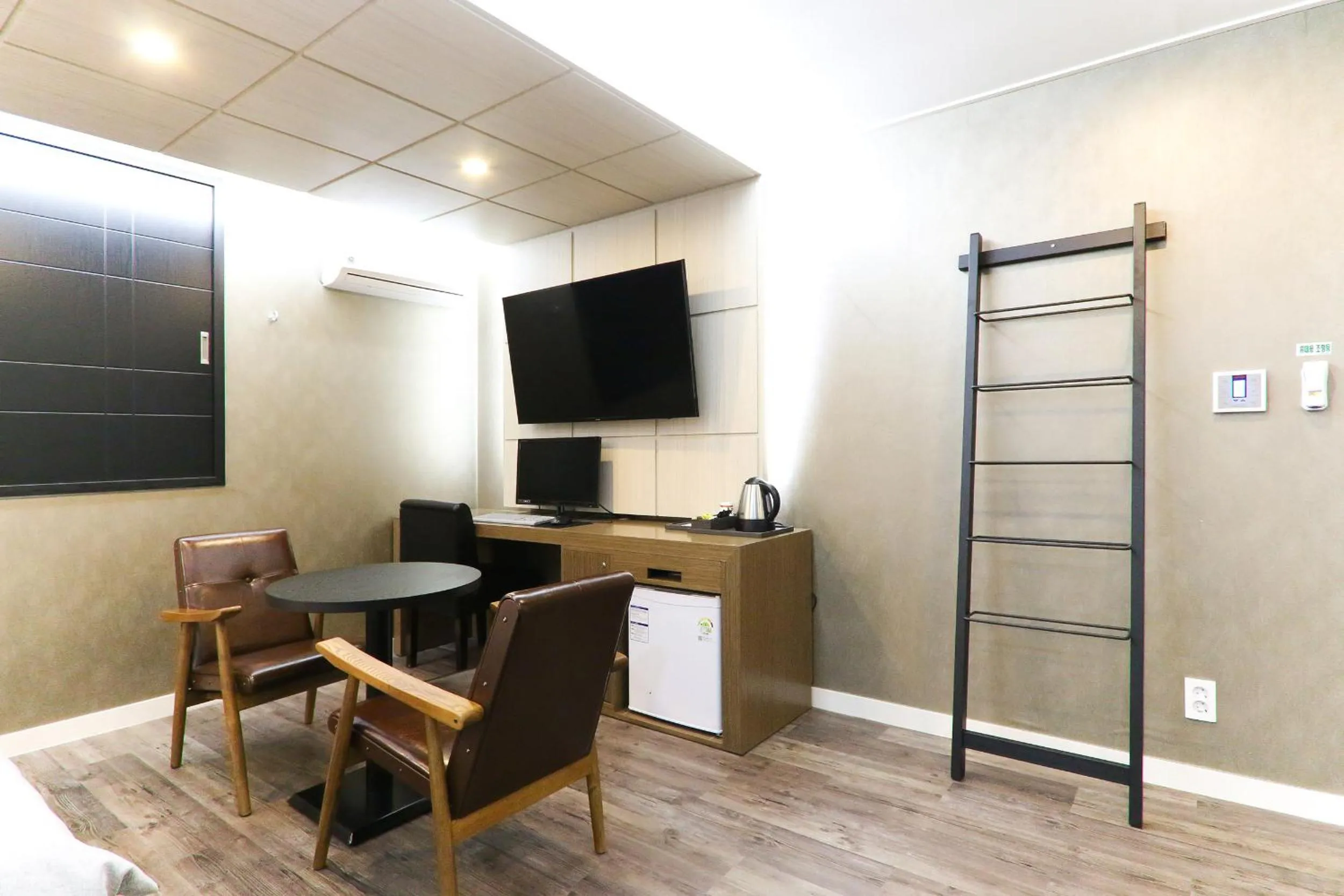 Decorative detail in Louis Hotel