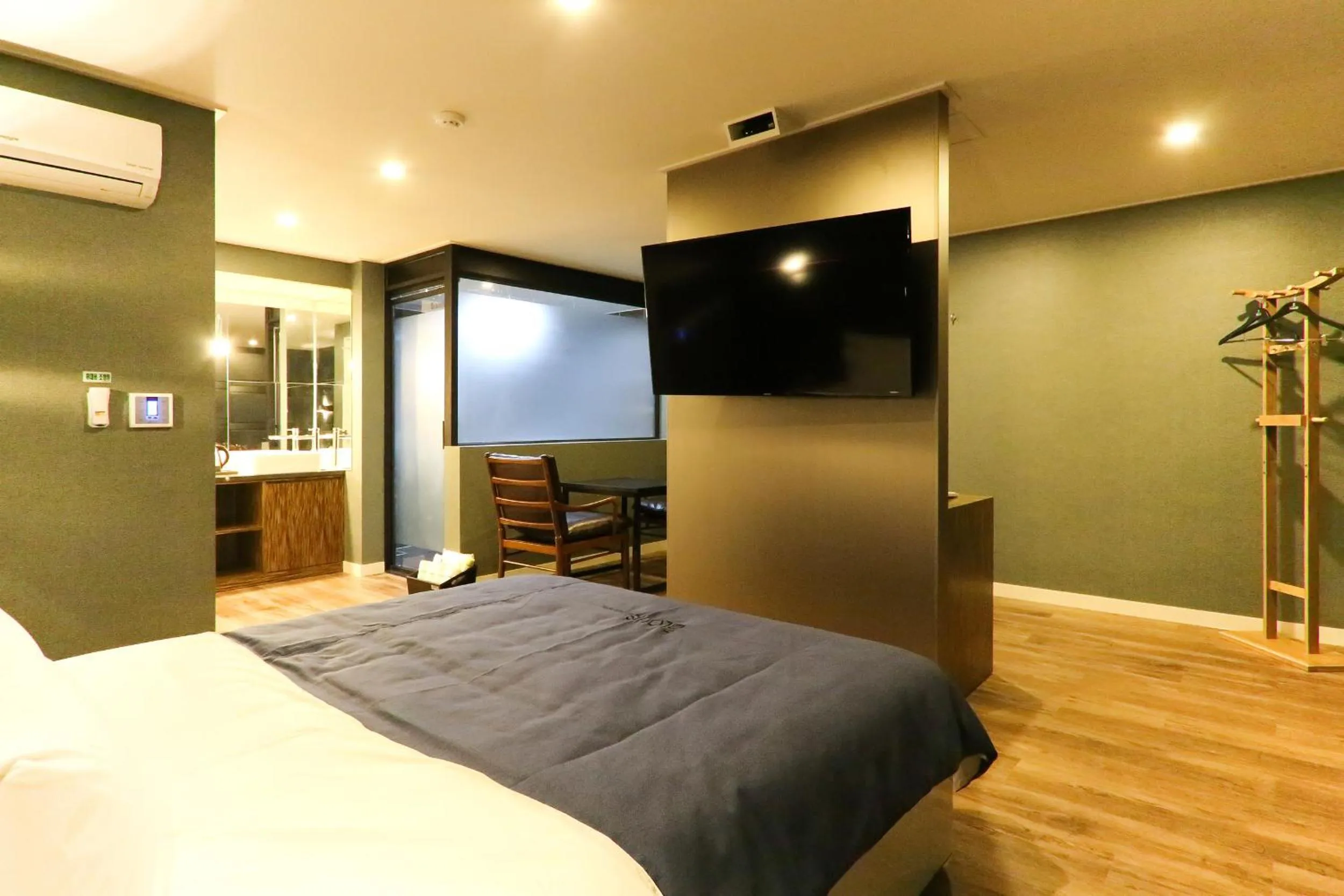 Photo of the whole room, Bed in Louis Hotel