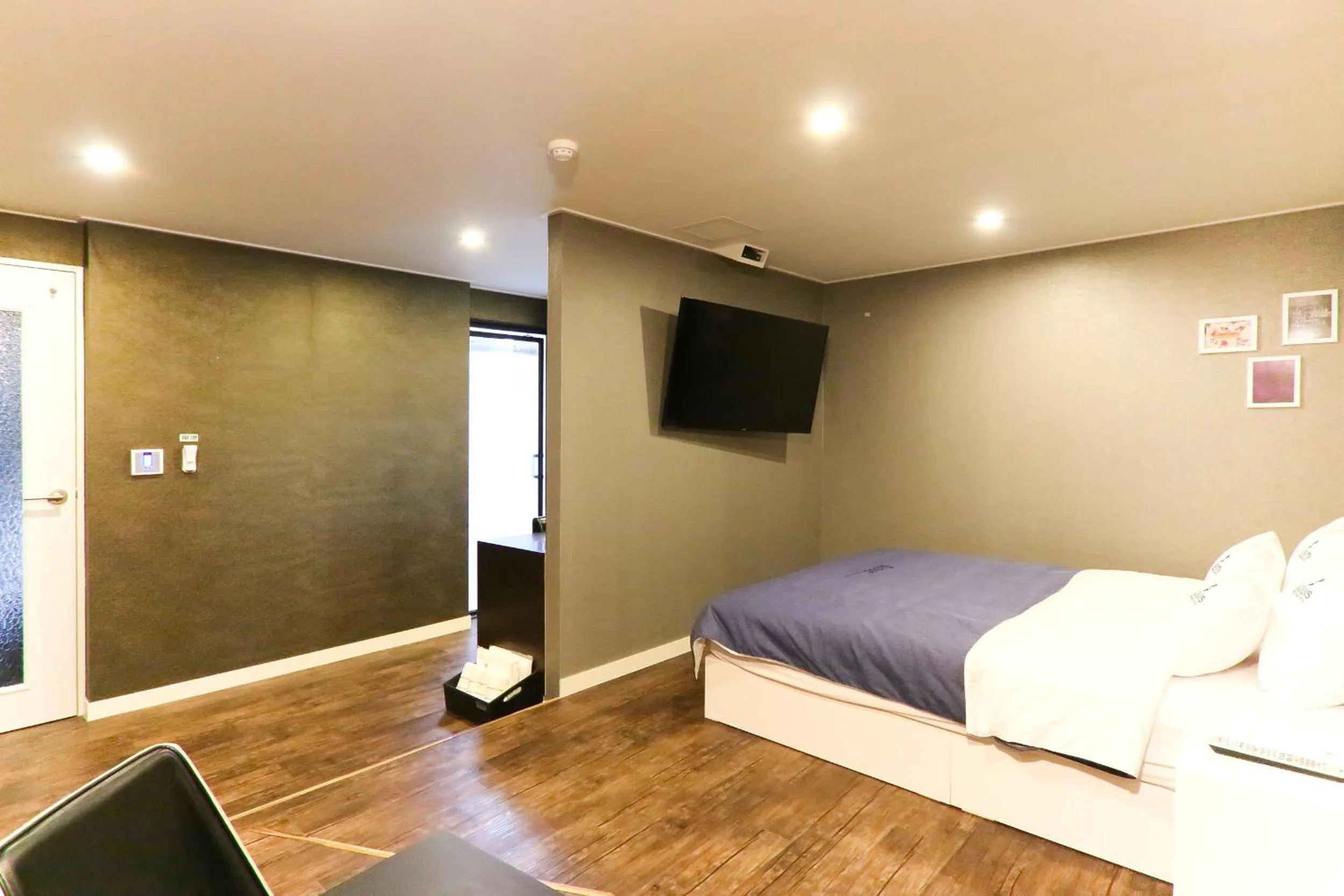 Photo of the whole room, Bed in Louis Hotel