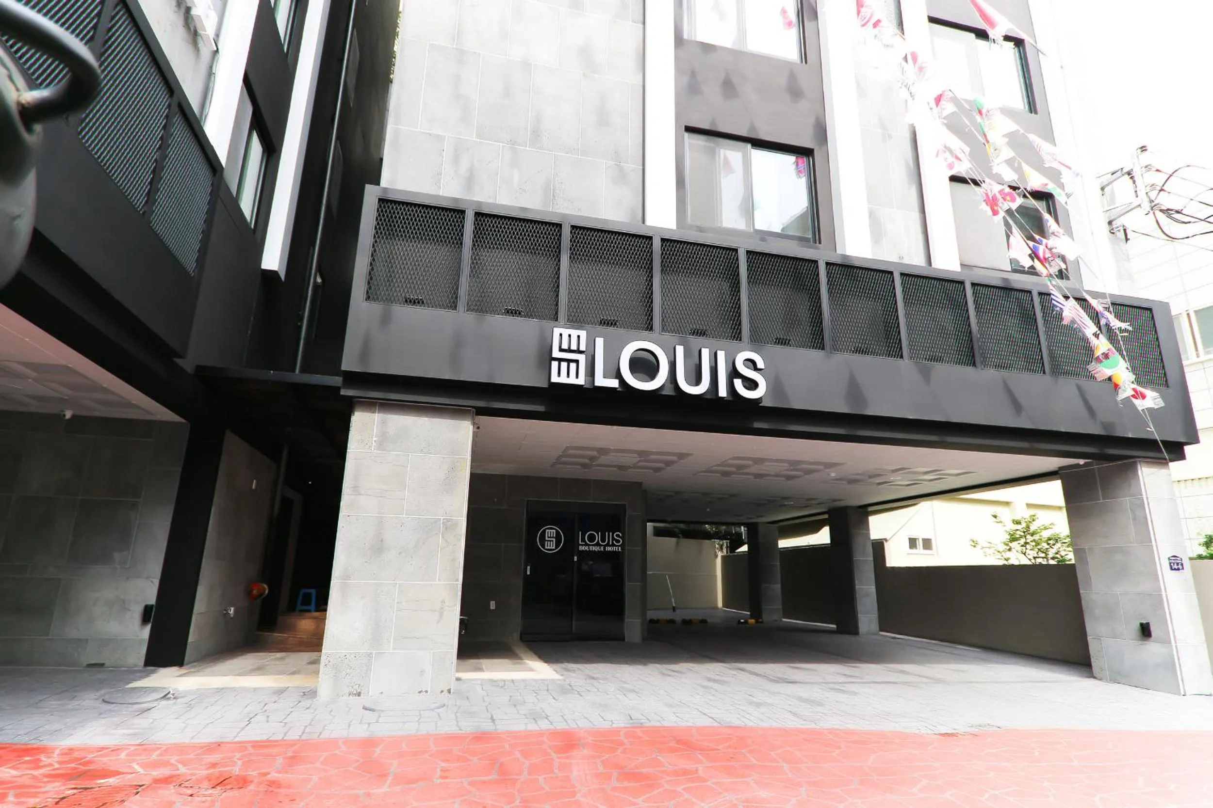 Facade/entrance in Louis Hotel