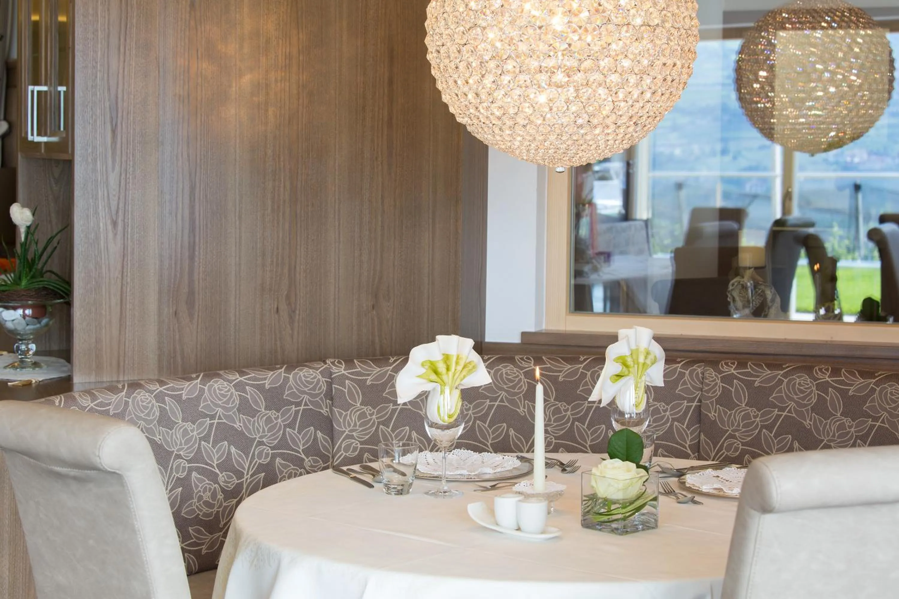 Restaurant/places to eat in Astor Hotel