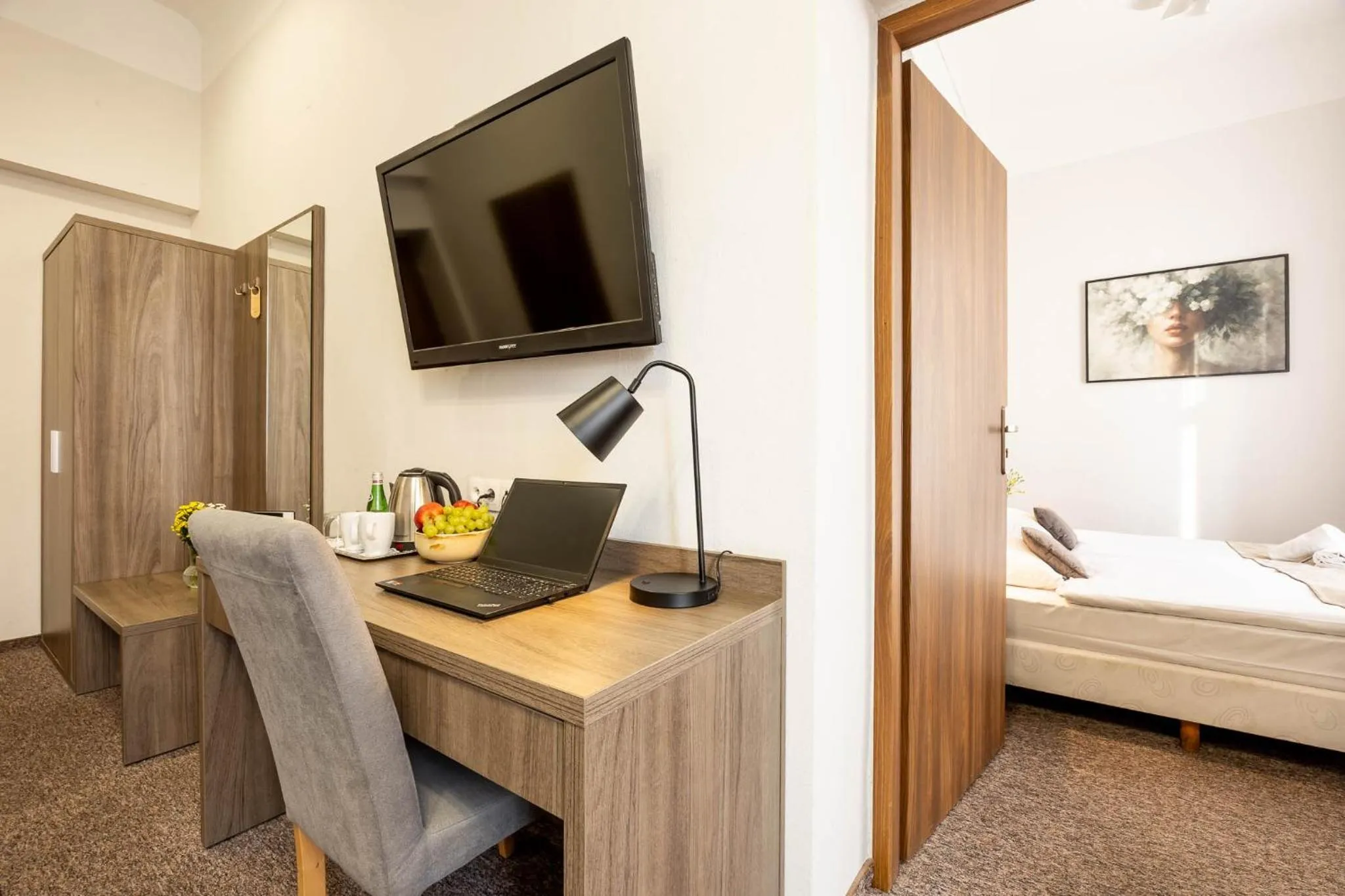 wardrobe, Bed in Hotel Polonia Centrum