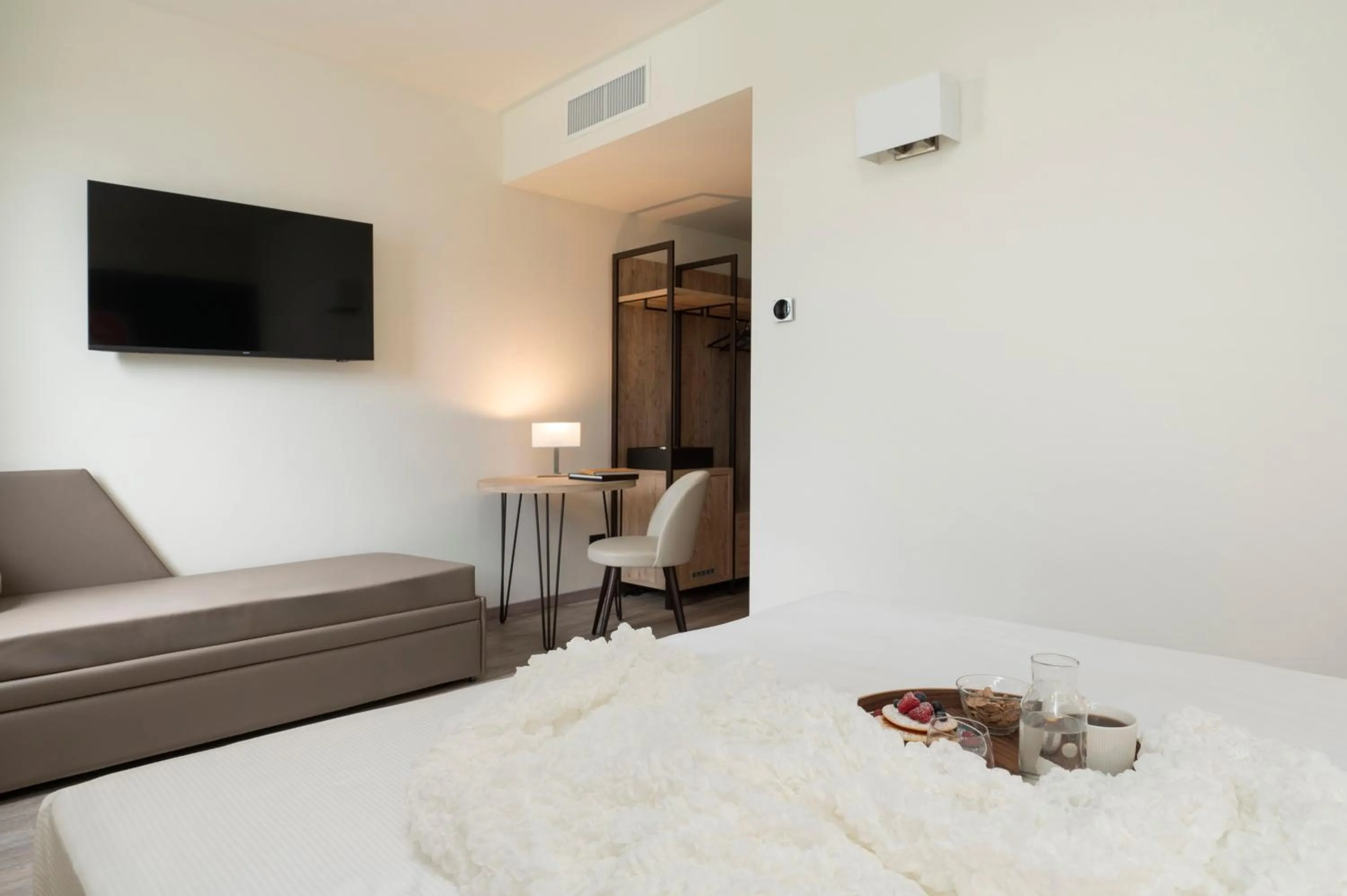 Seating area, Bed in Hotel Plaza