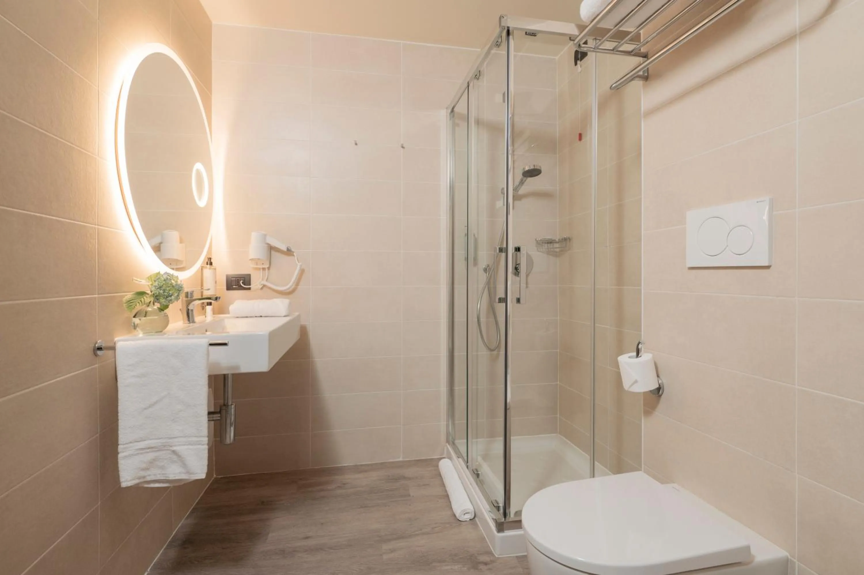 Shower in Hotel Plaza