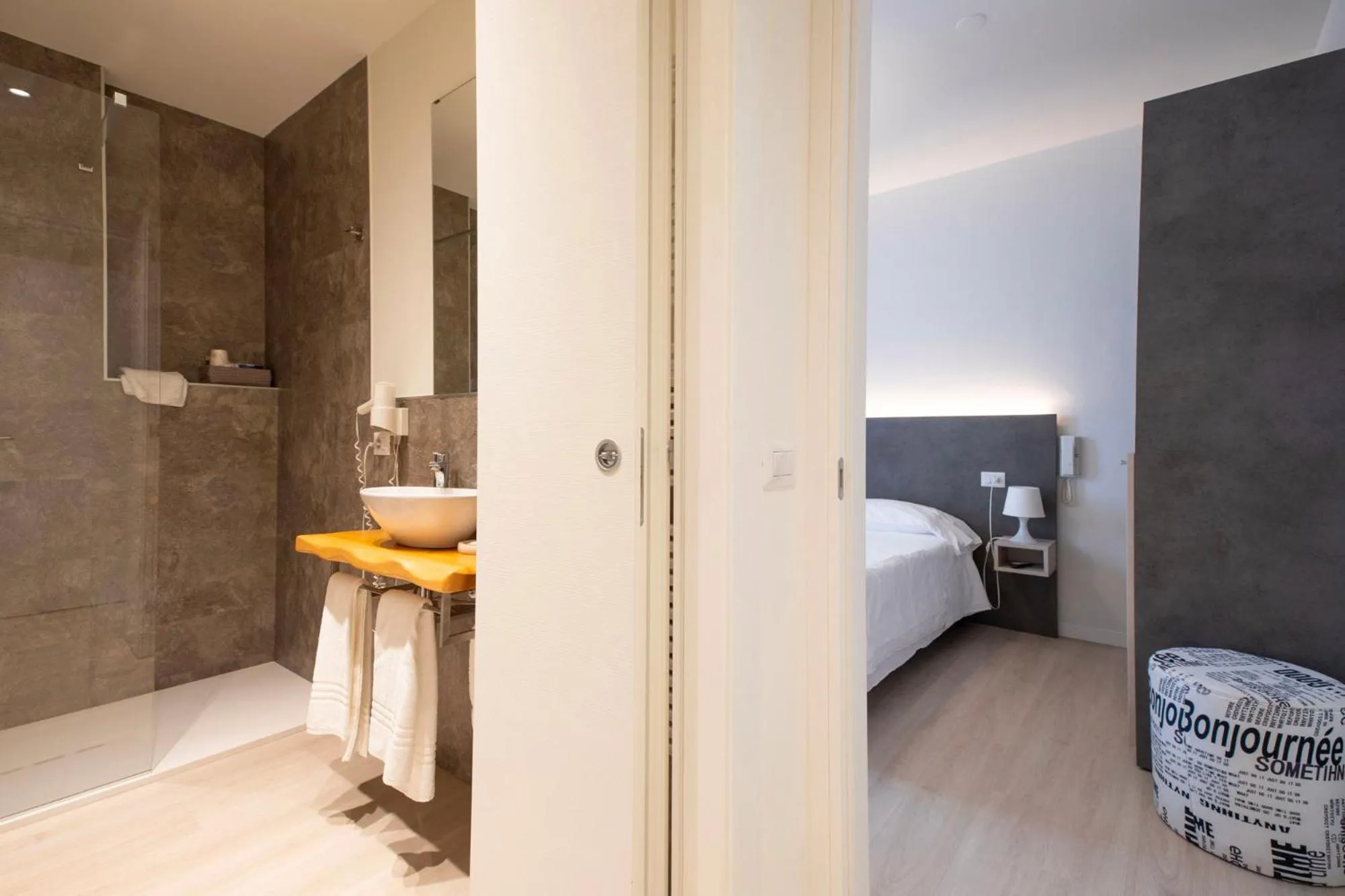 Shower, Bed in Hotel dell'Angelo