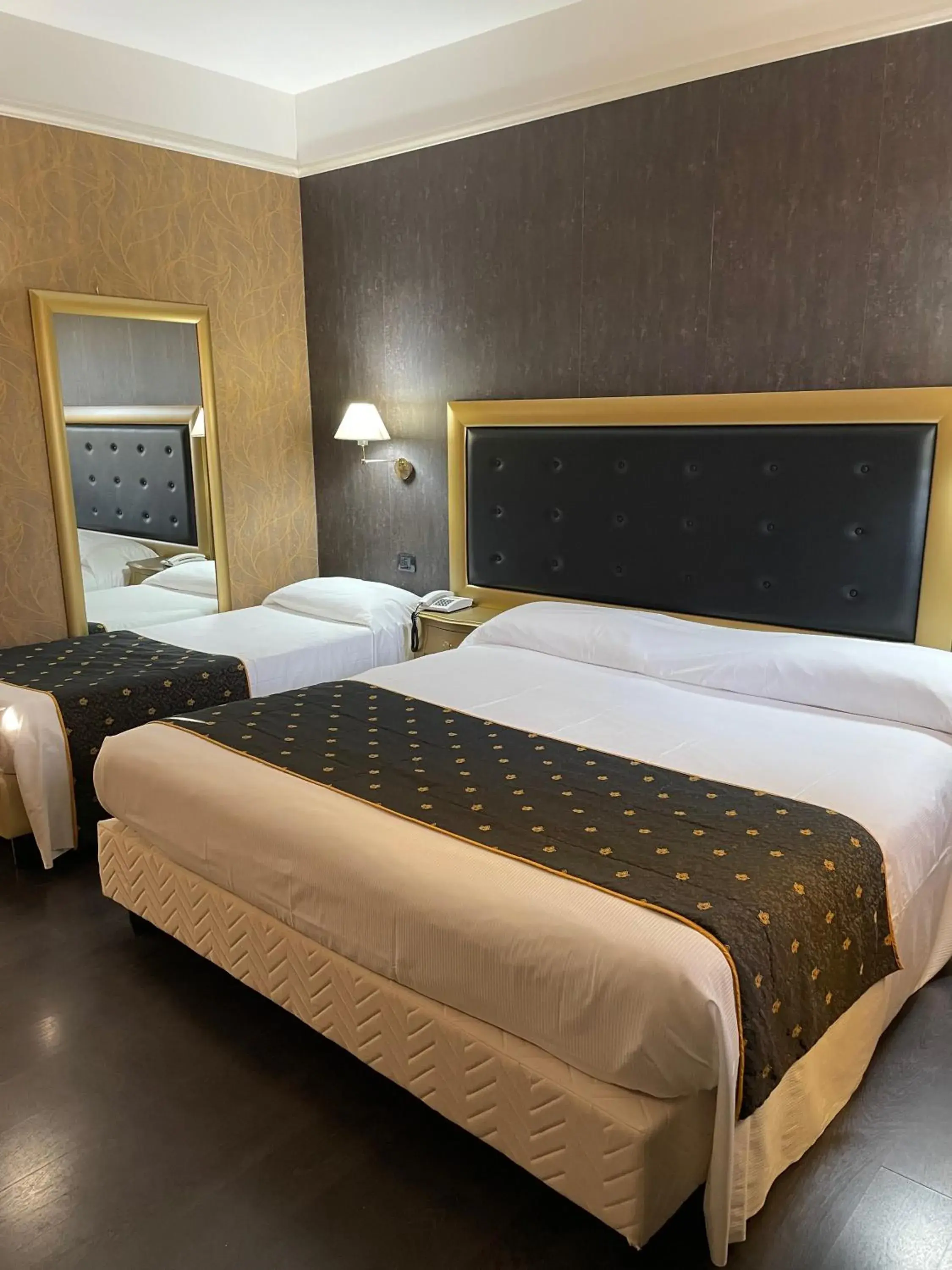 Triple Room in Hotel - Motel Flower Triple Room in Hotel - Motel Flower