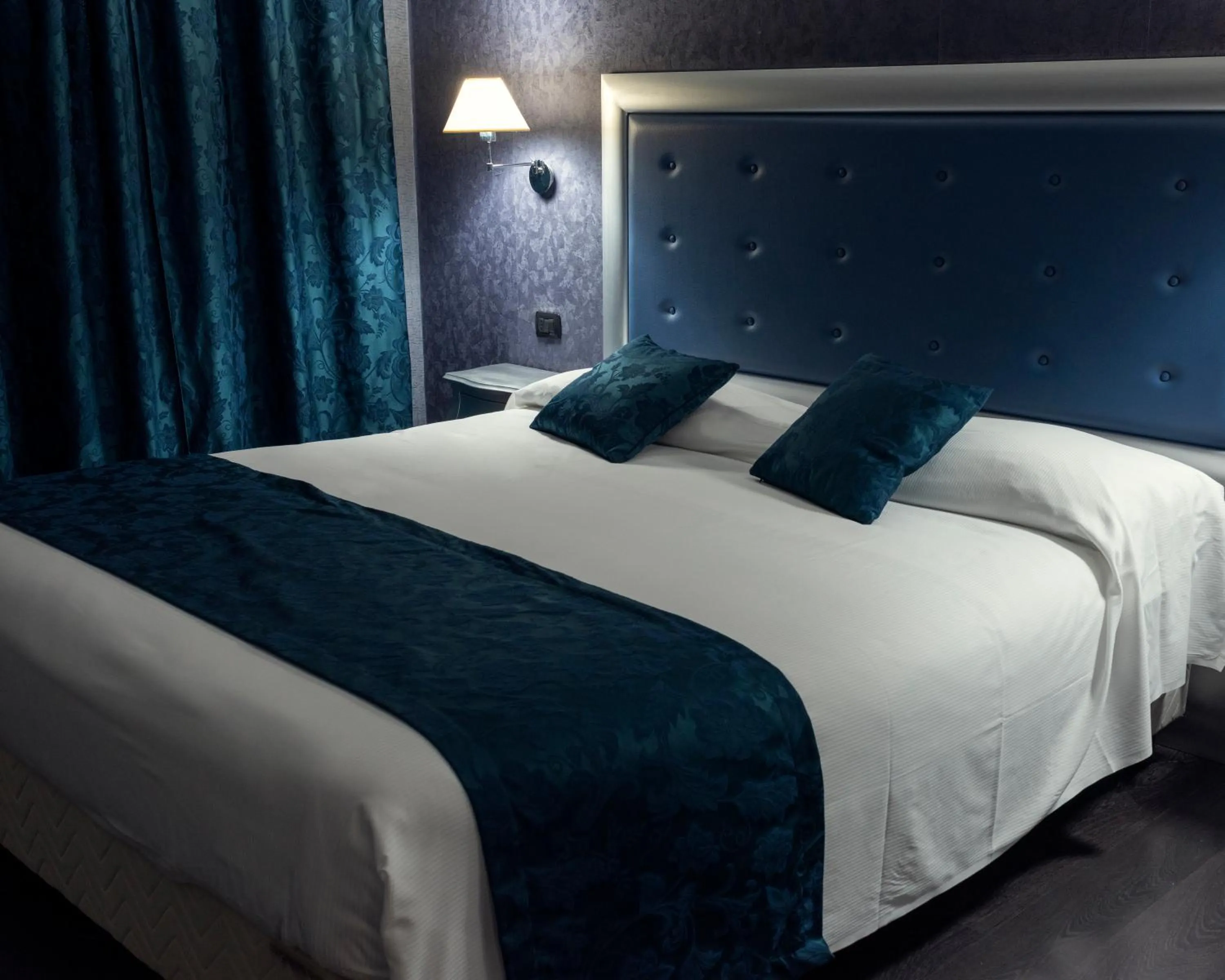 Bed in Hotel - Motel Flower