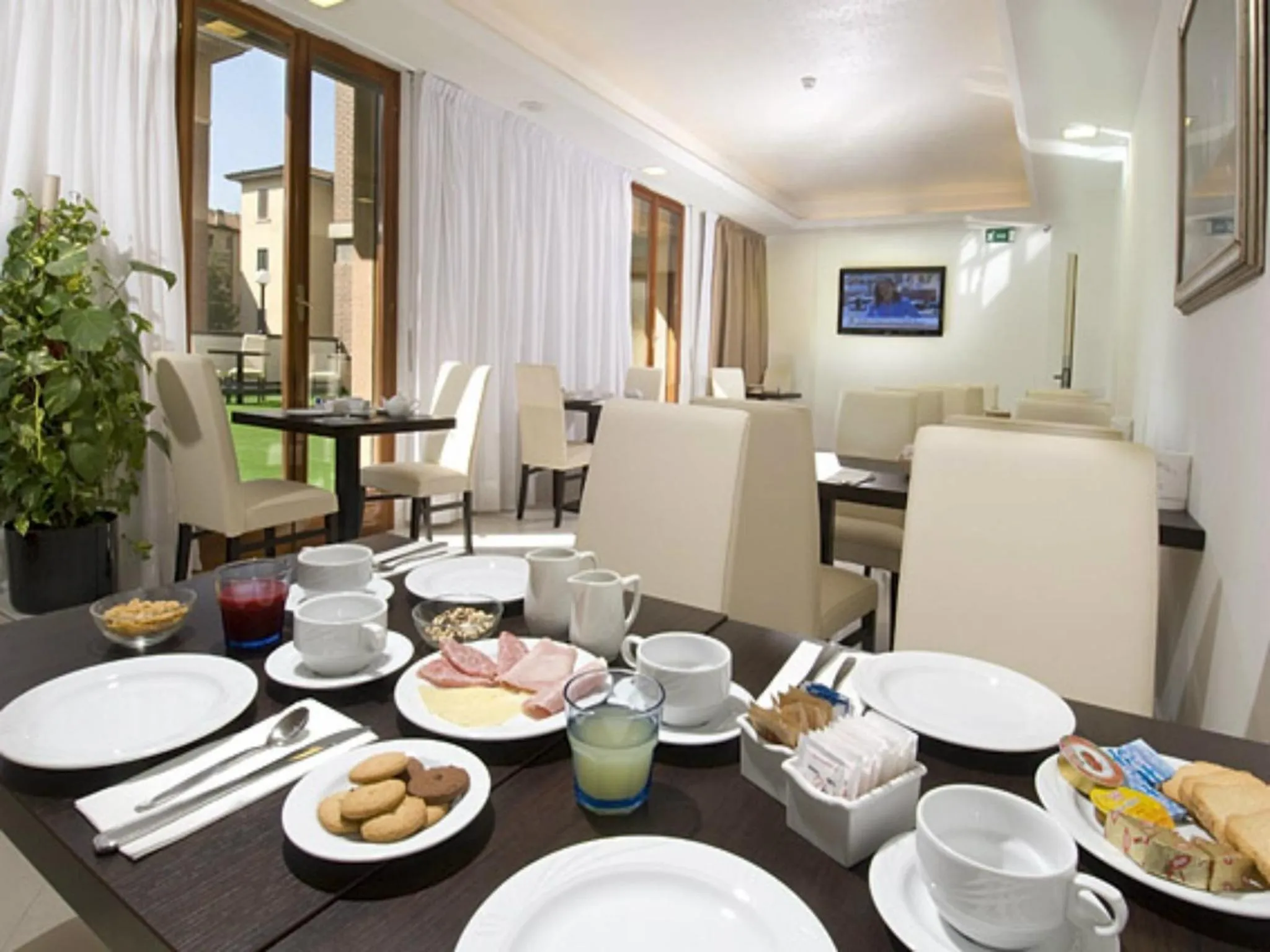 Restaurant/places to eat in Suite Hotel Elite