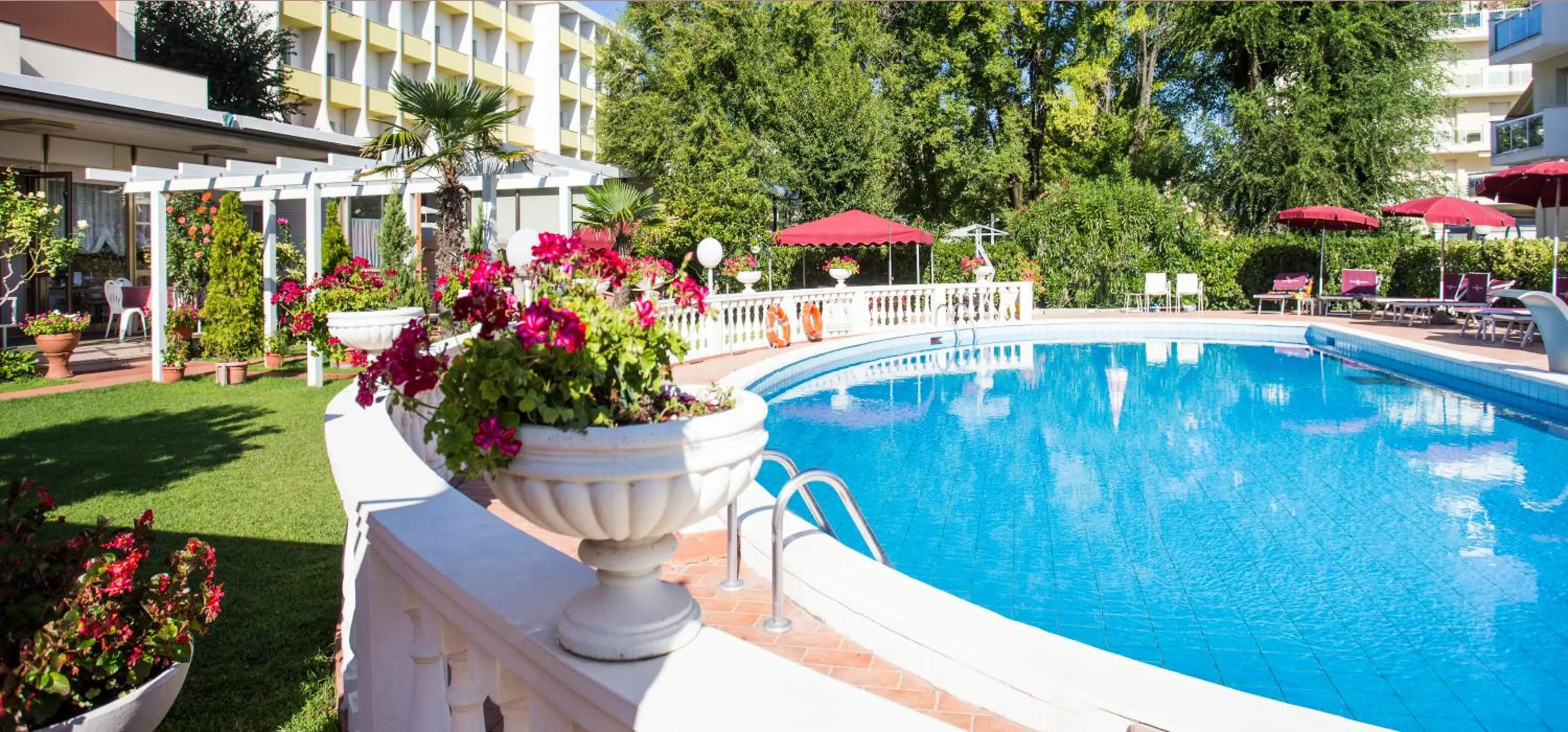 Swimming pool in Hotel Apollo