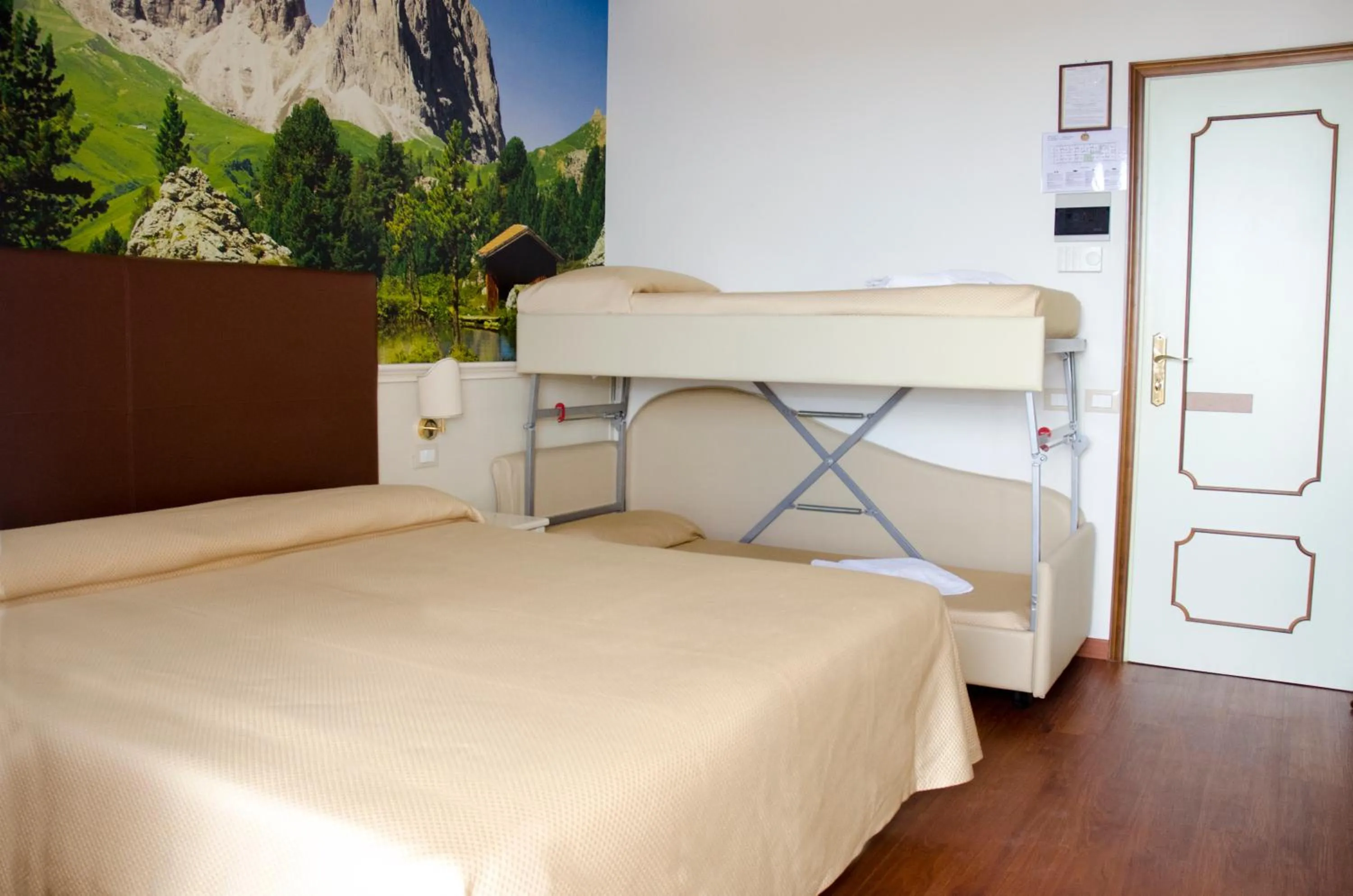 bunk bed, Bed in Hotel Apollo