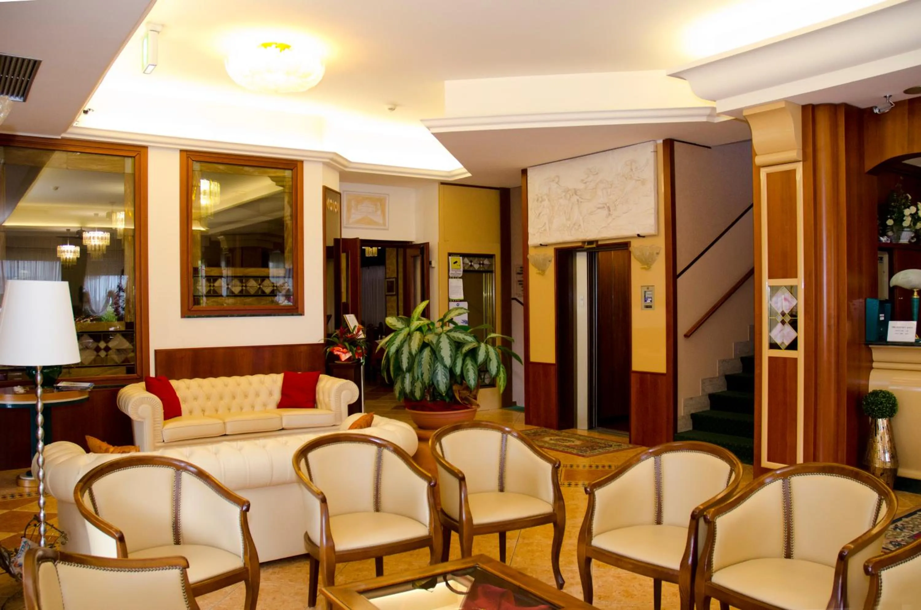 Communal lounge/ TV room in Hotel Apollo