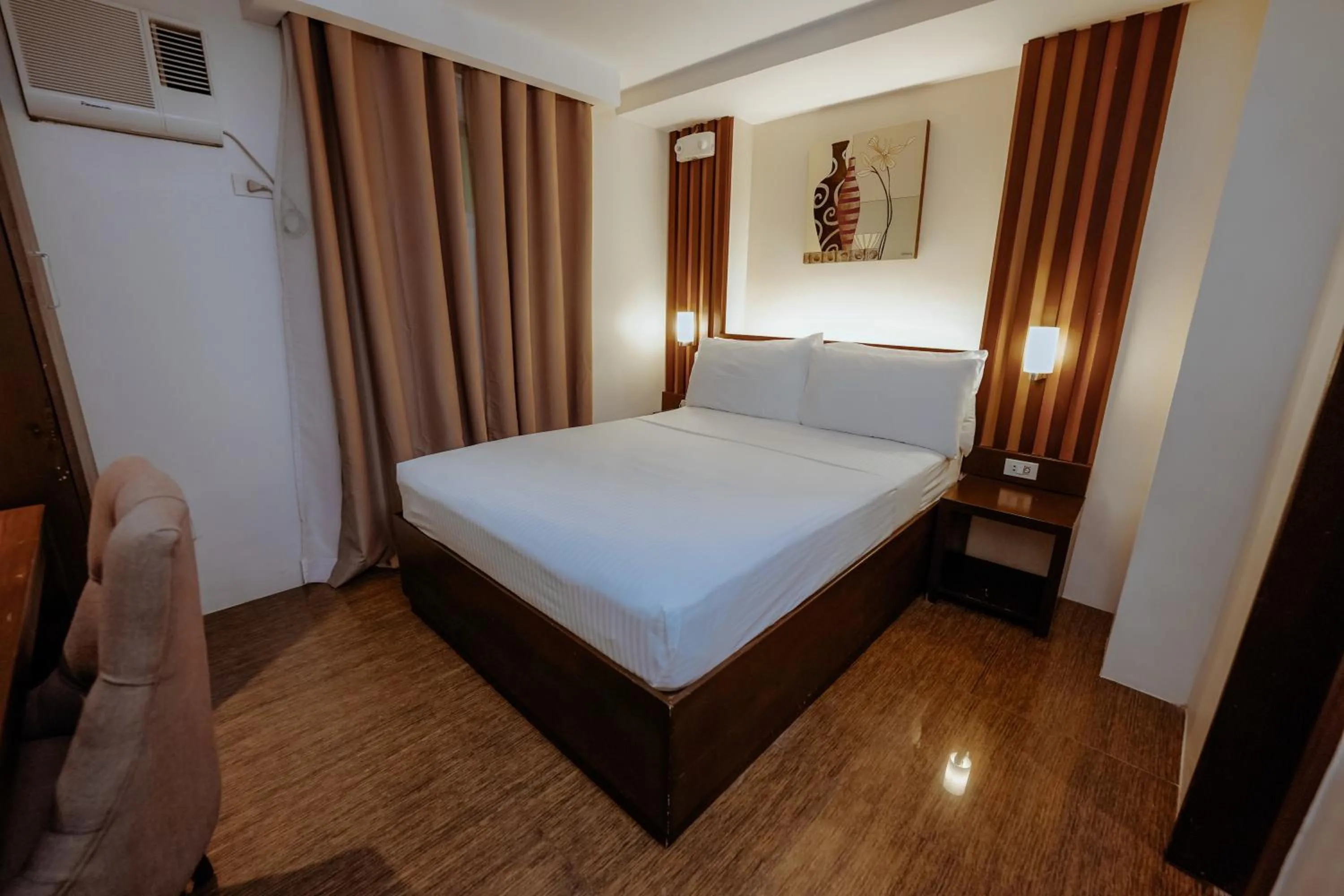 Photo of the whole room, Bed in Emerald Boutique Hotel