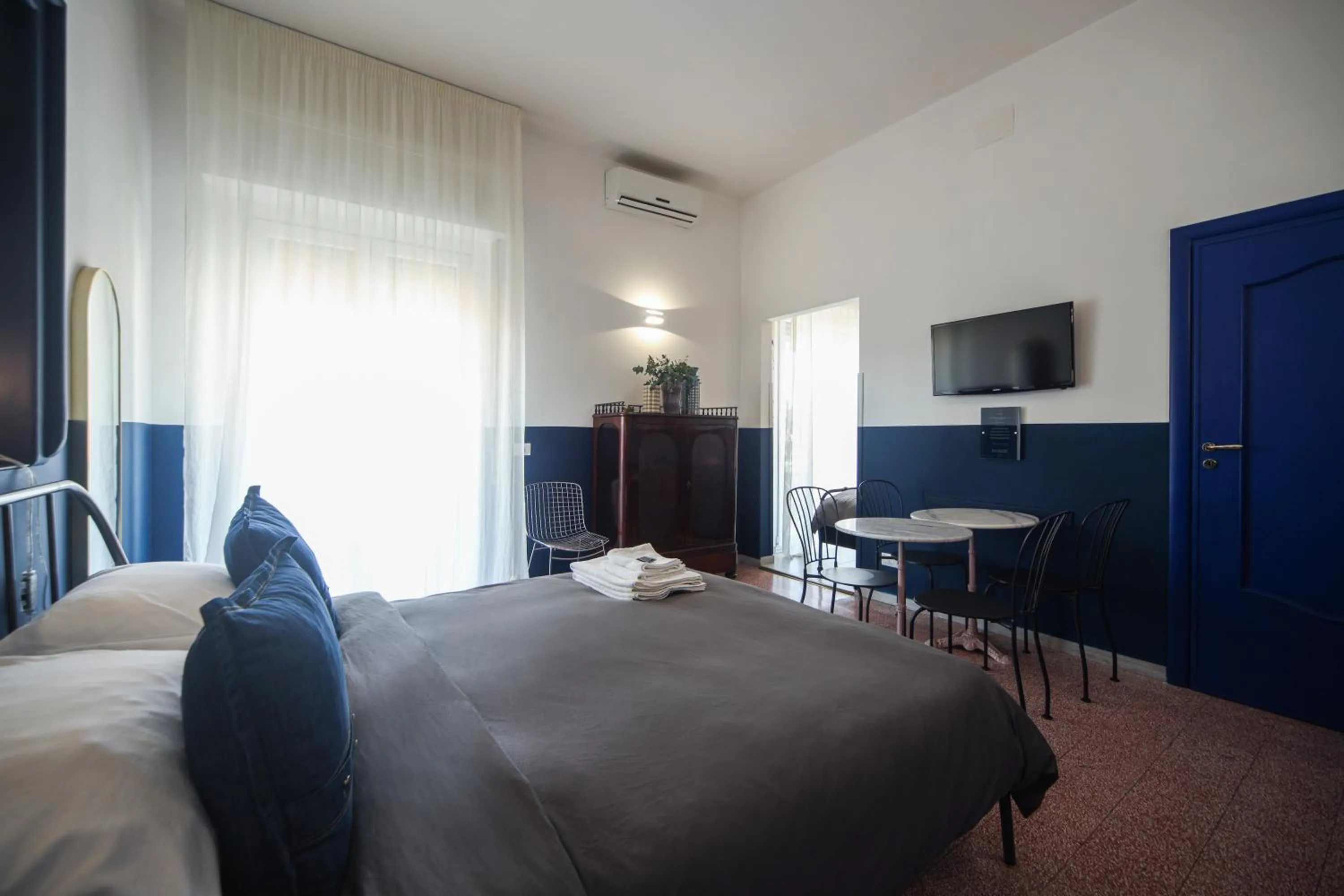 Photo of the whole room in Salotto Borbonico