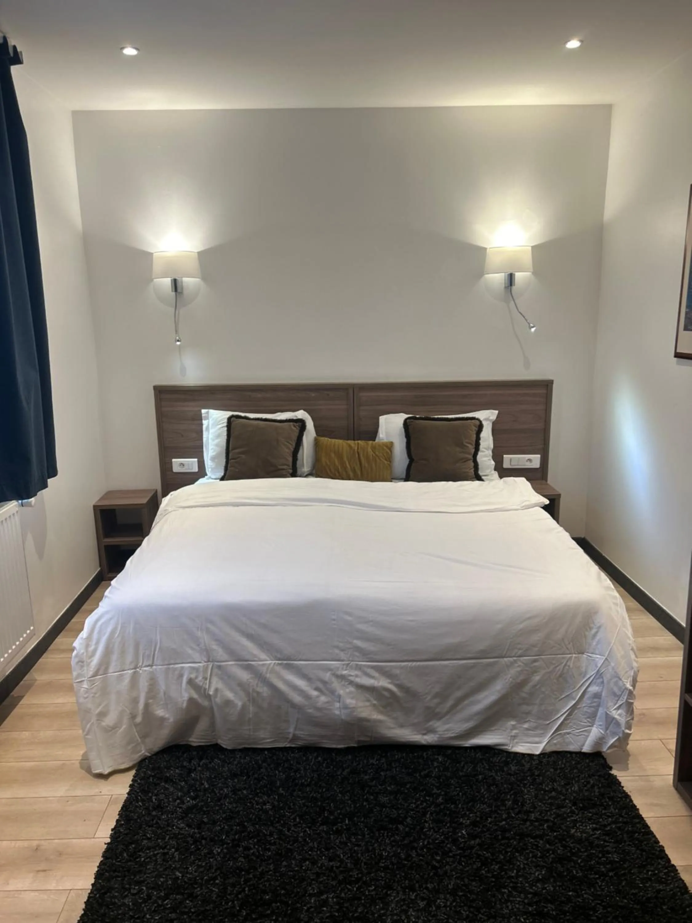 Bed in Le Clémenceau Hôtel et Appart'hôtel & Restaurant "Gare Sncf" centre ville