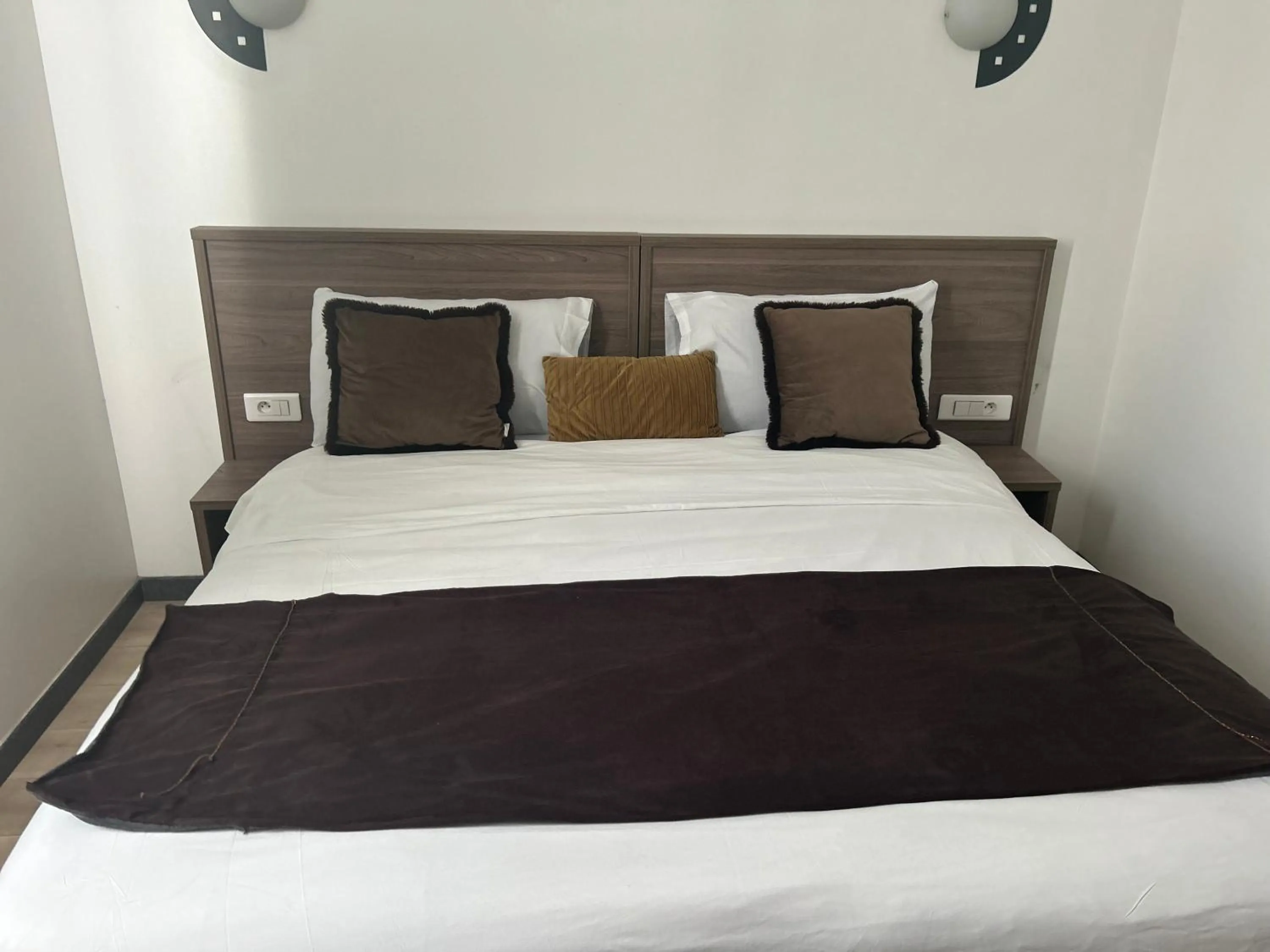 Bed in Le Clémenceau Hôtel et Appart'hôtel & Restaurant "Gare Sncf" centre ville