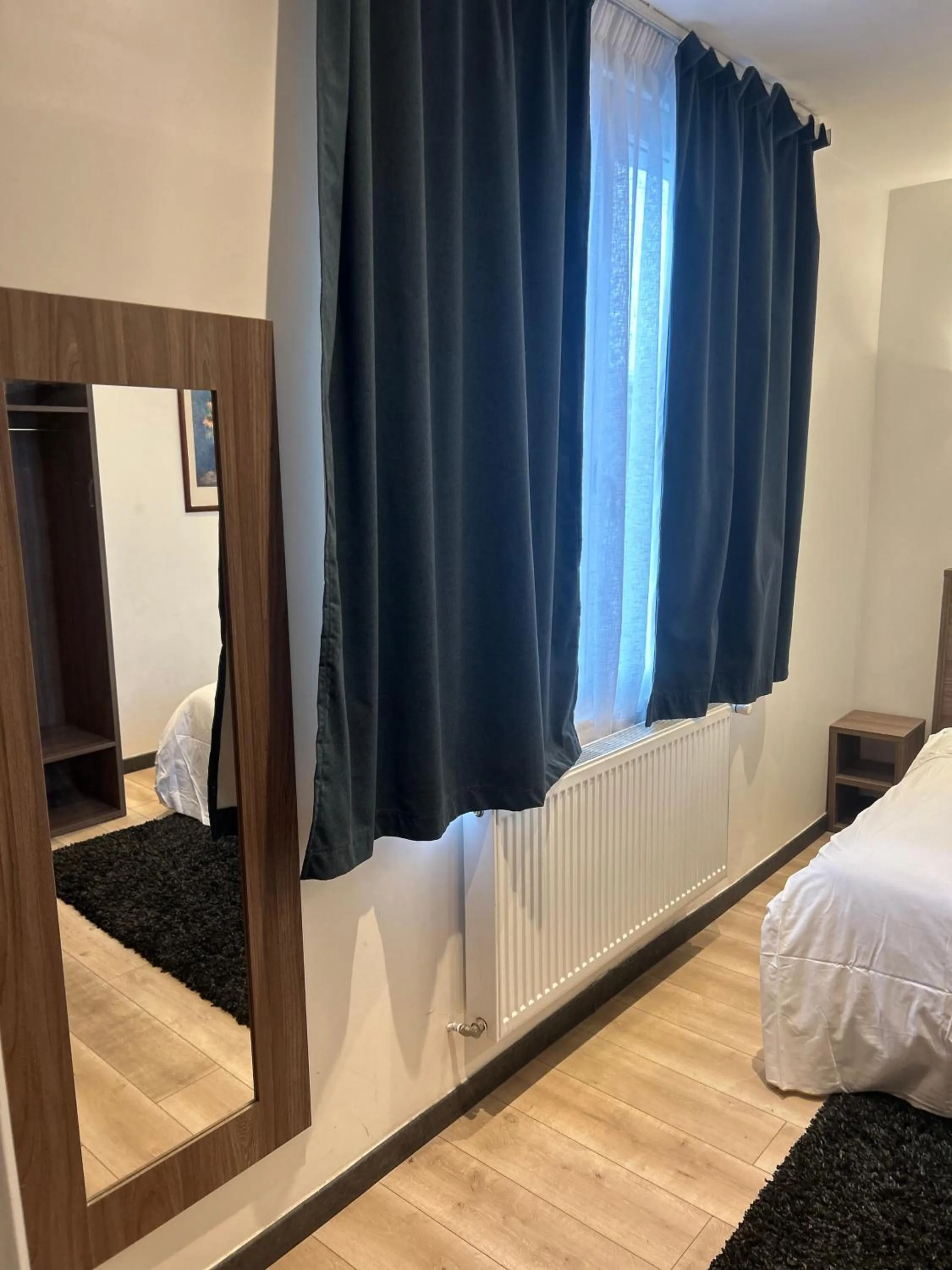 Bed in Le Clémenceau Hôtel et Appart'hôtel & Restaurant "Gare Sncf" centre ville