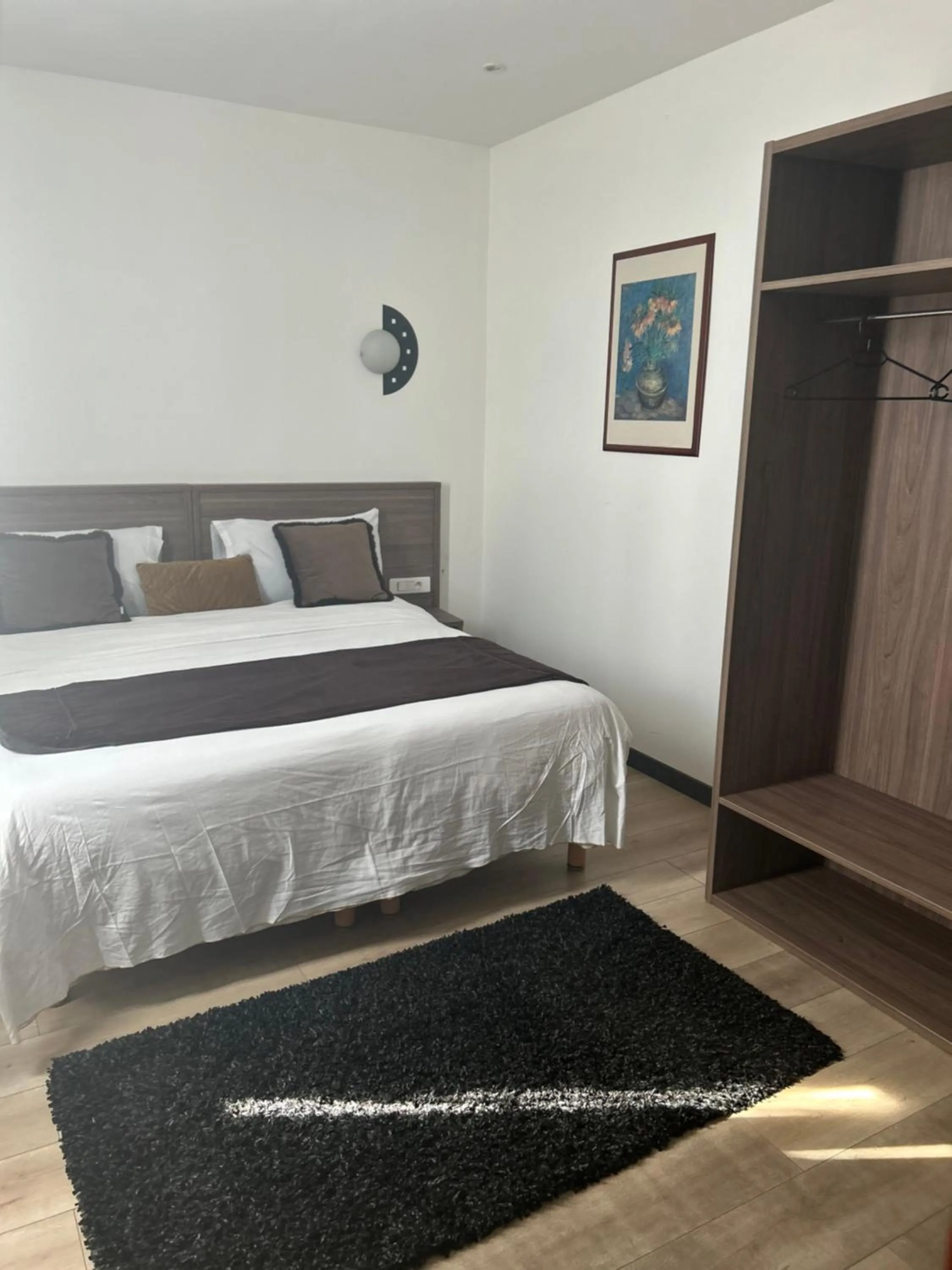 Bed in Le Clémenceau Hôtel et Appart'hôtel & Restaurant "Gare Sncf" centre ville