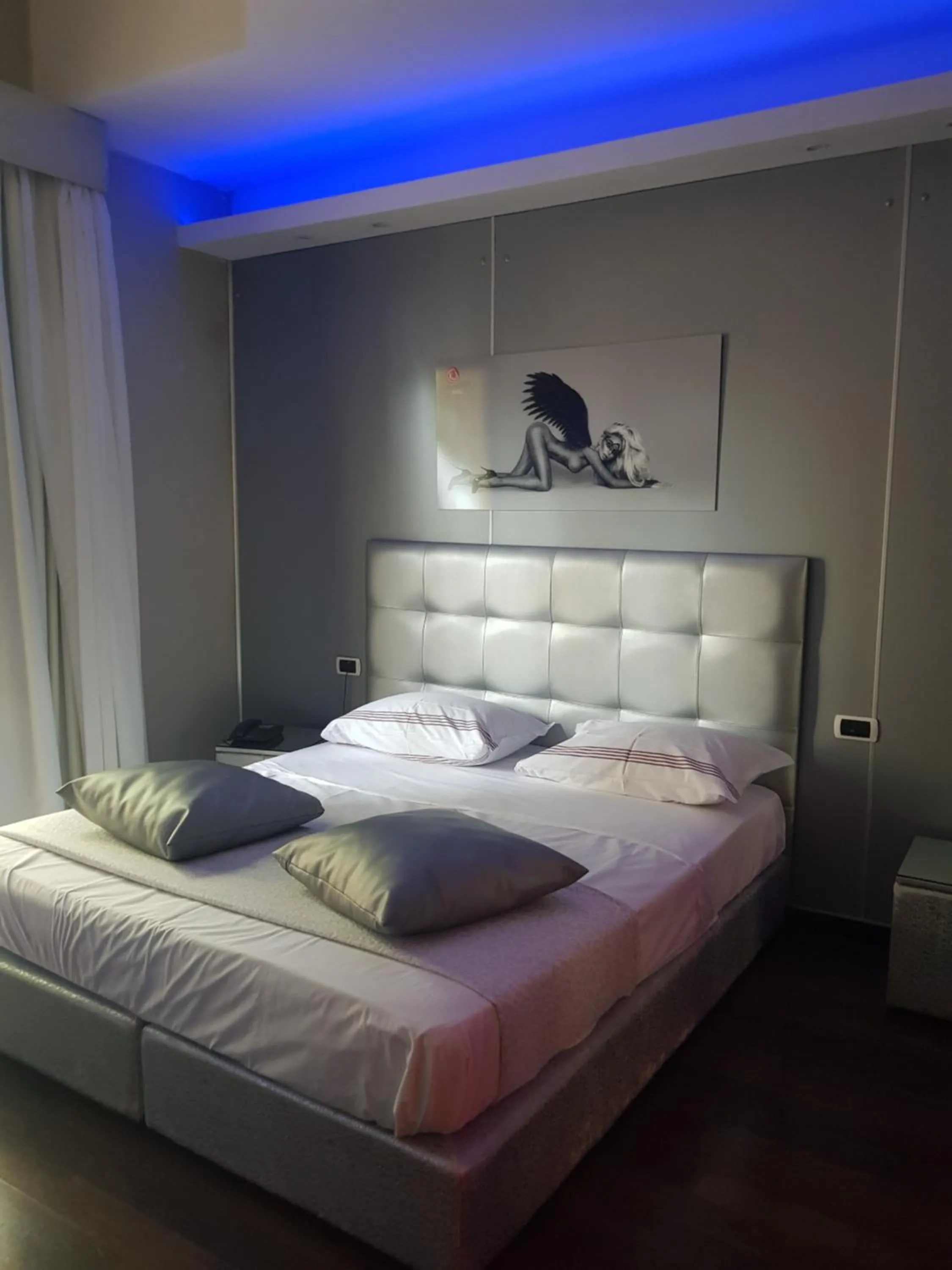 Photo of the whole room in Hotel La Fayette