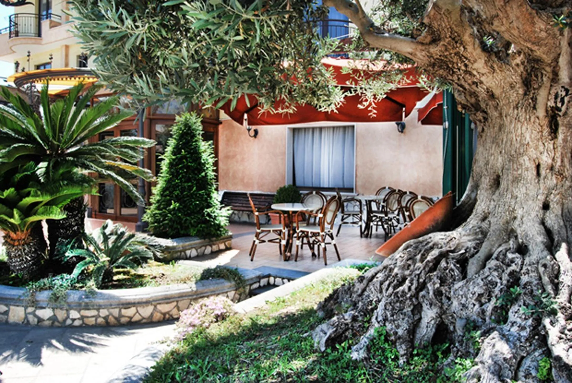 Facade/entrance in Hotel La Fayette