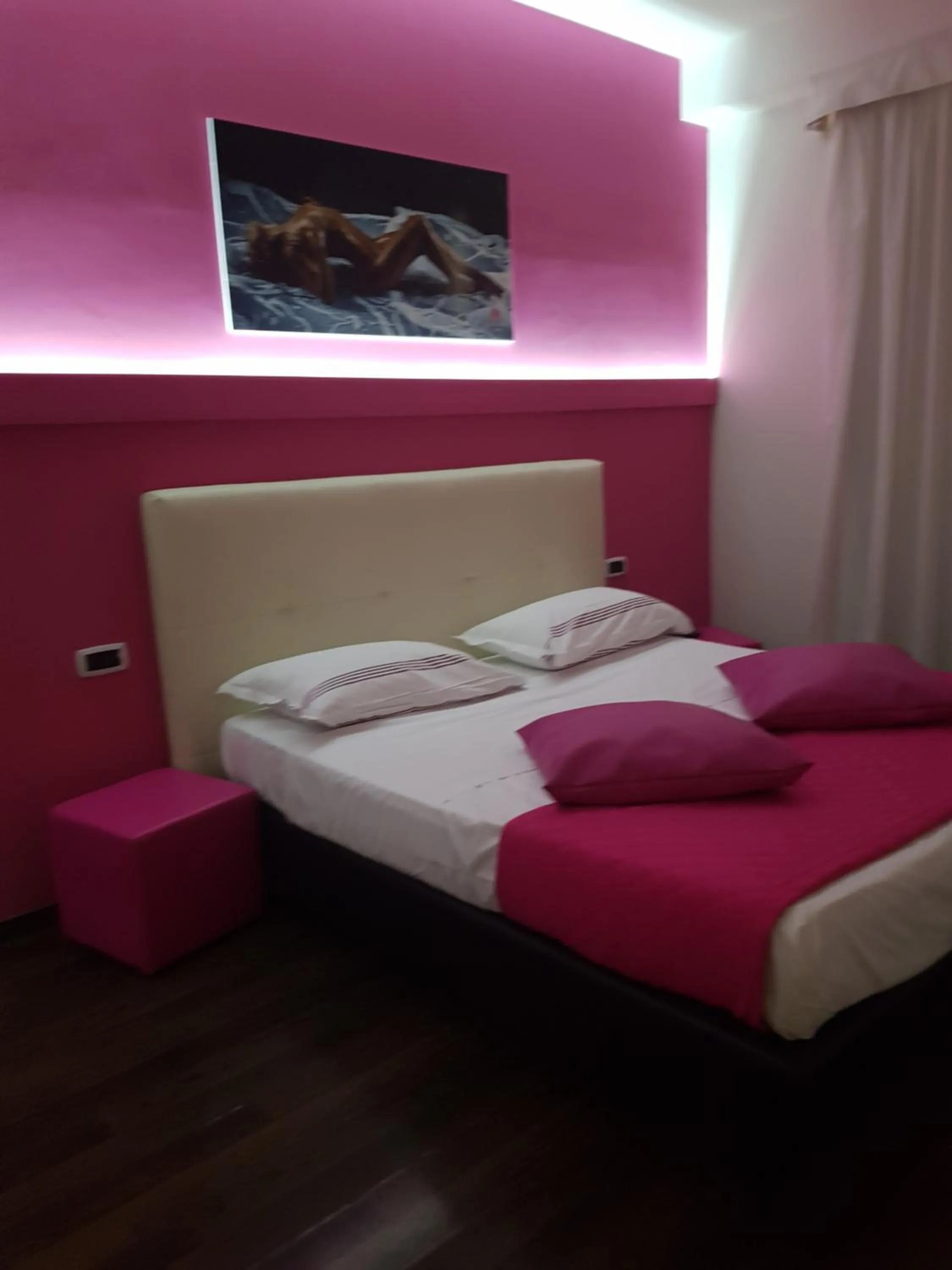 Photo of the whole room in Hotel La Fayette