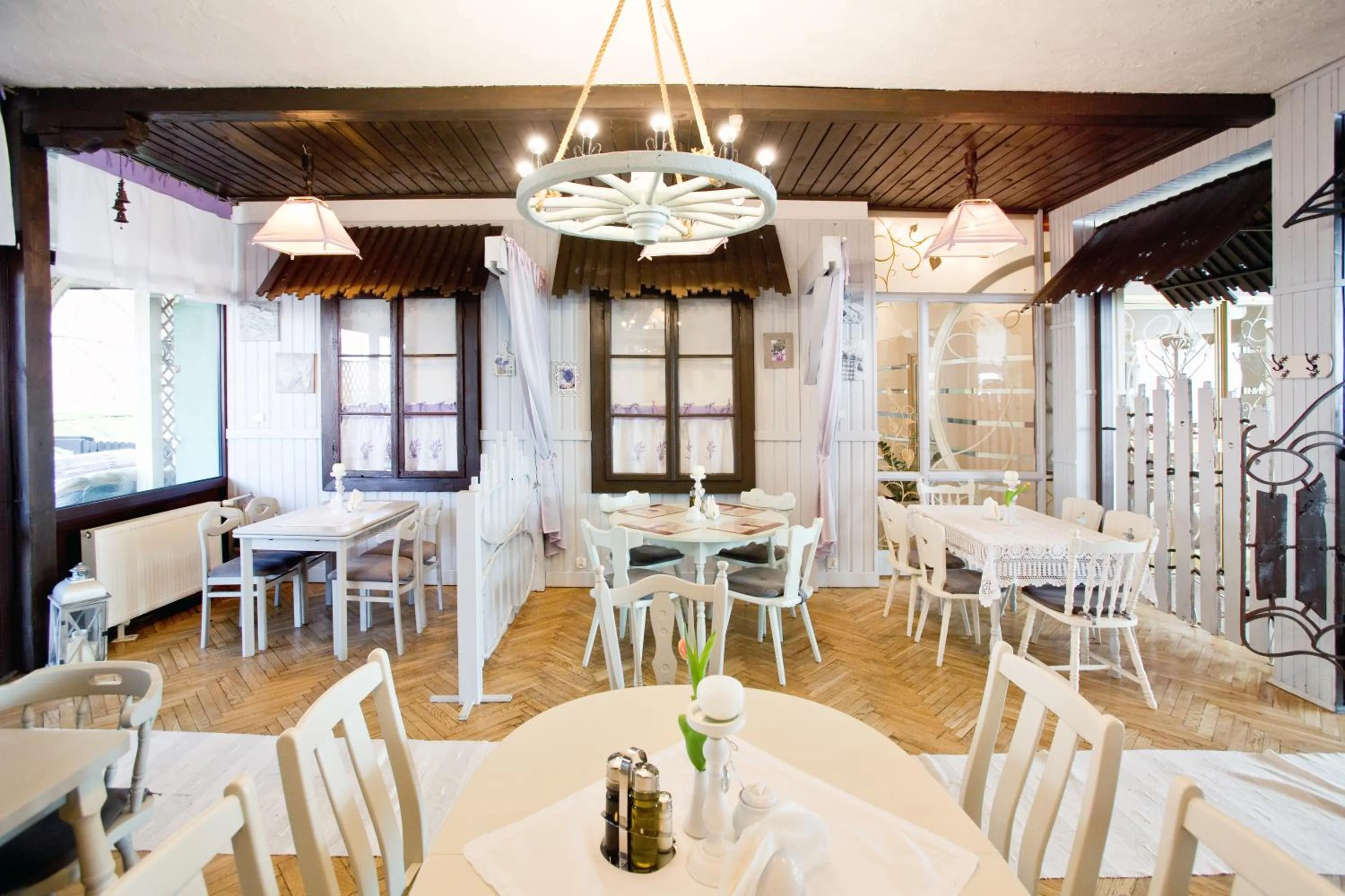 Restaurant/places to eat in Hotel Polski
