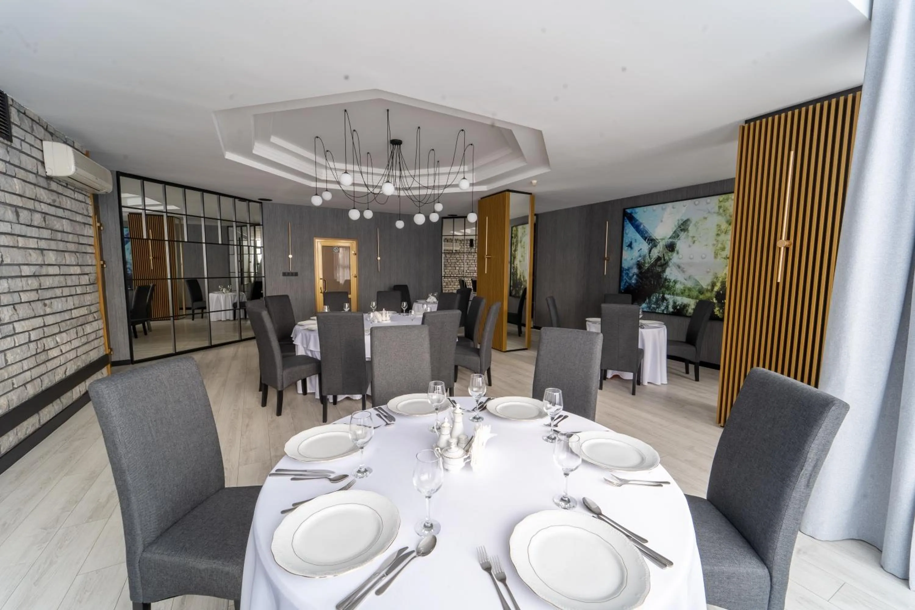 Restaurant/places to eat in Hotel Polski