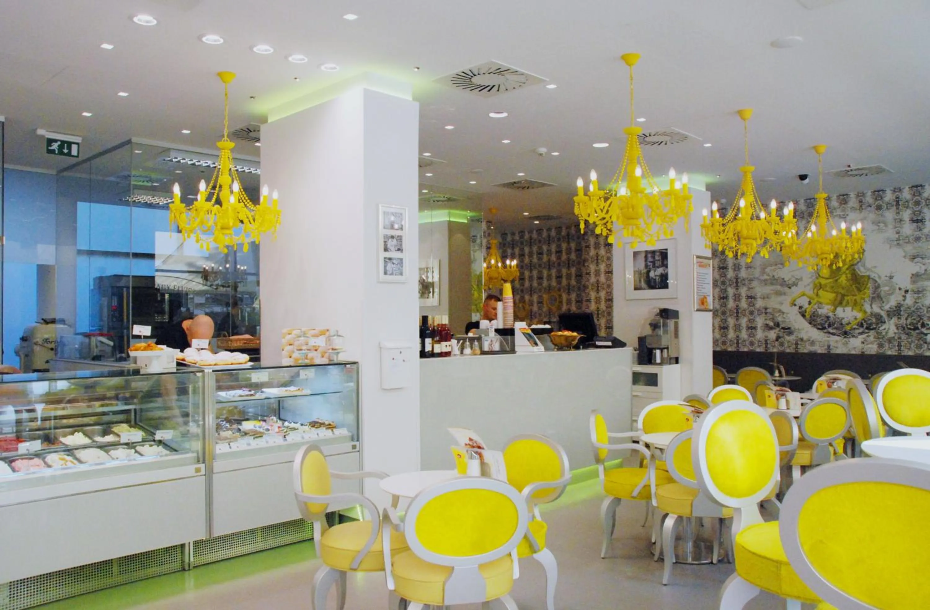 Restaurant/places to eat in Corvin holiday Apartments hotel