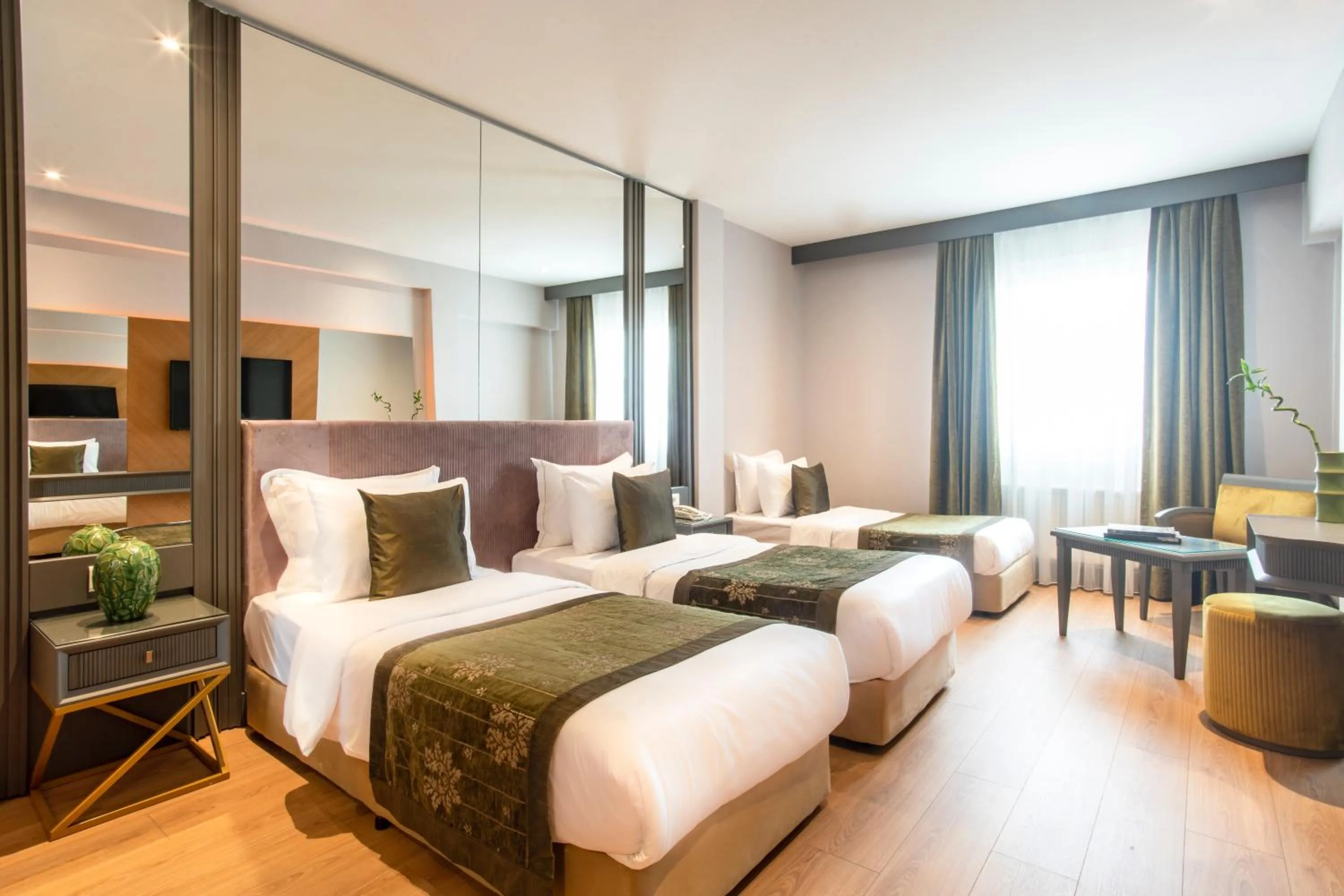 Photo of the whole room, Bed in Oran Hotel