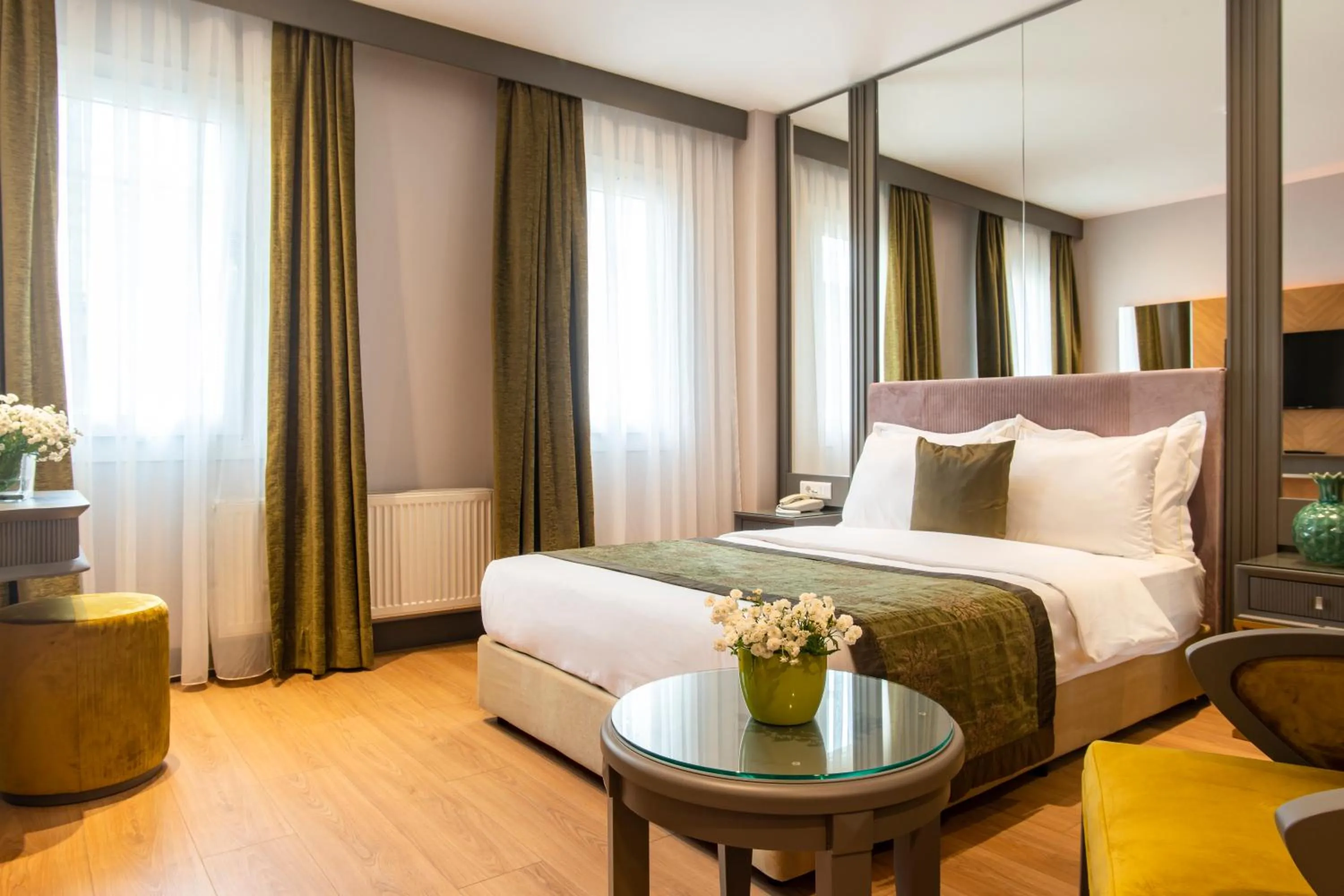 Photo of the whole room, Bed in Oran Hotel