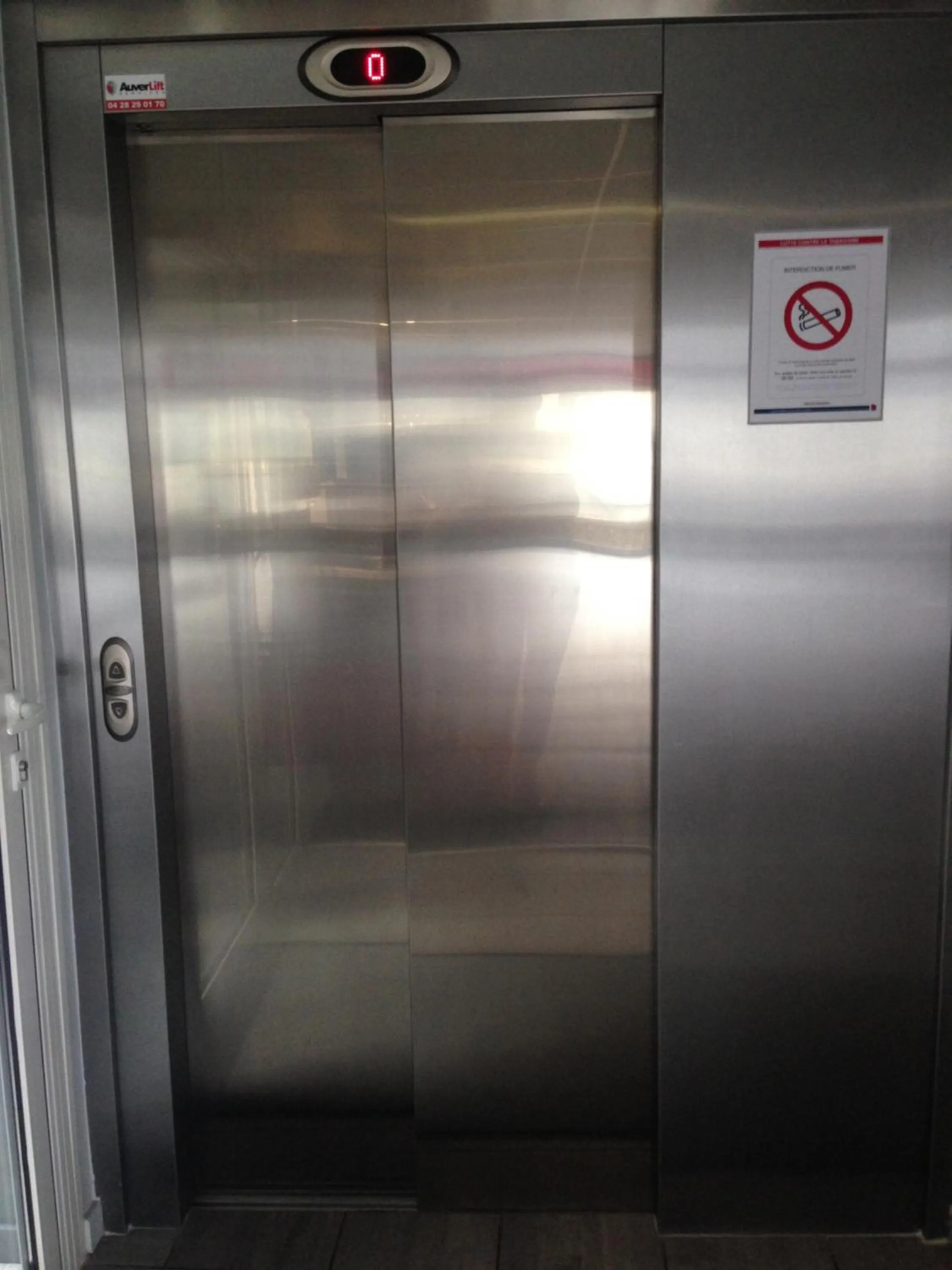 Facility for disabled guests in Logis Hôtel de Paris