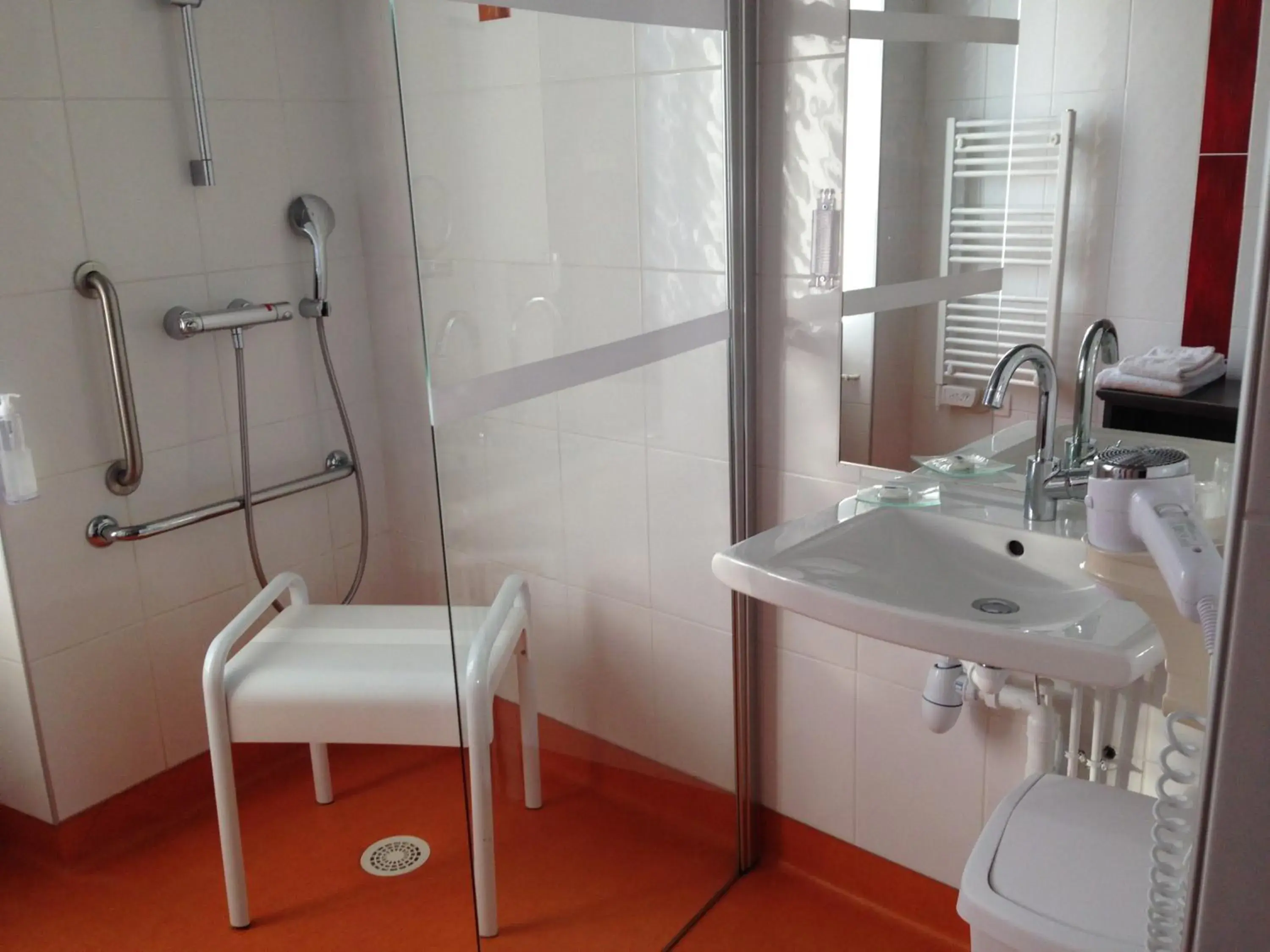 Triple Room - Disability Access in Logis Hôtel de Paris Triple Room - Disability Access in Logis Hôtel de Paris