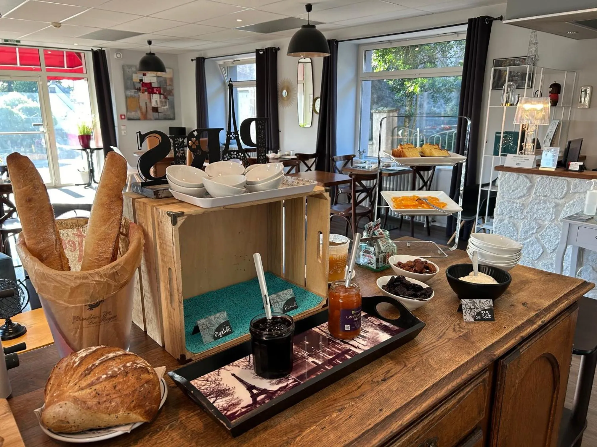 Breakfast in Logis Hôtel de Paris
