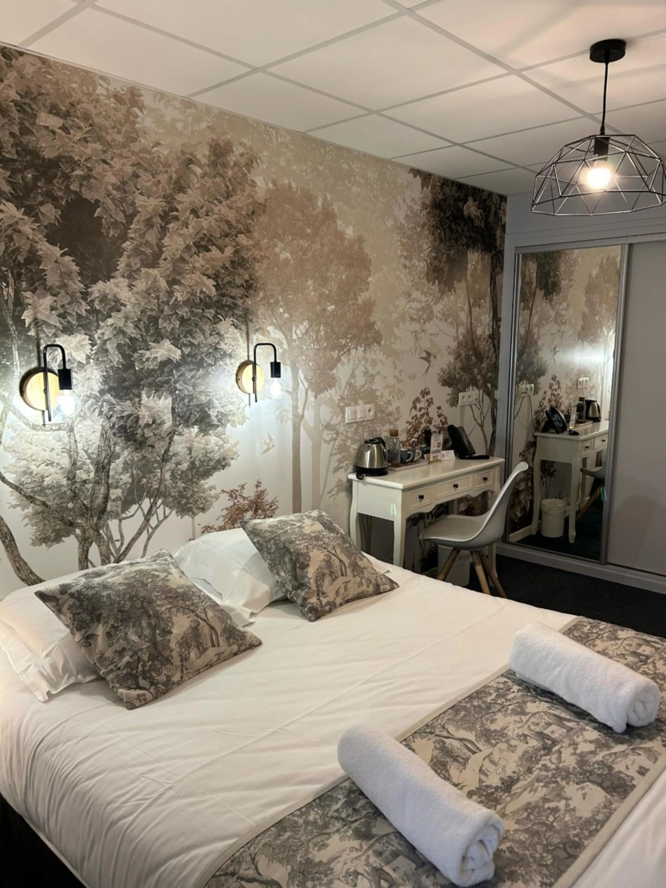 Bed in Logis Hôtel de Paris