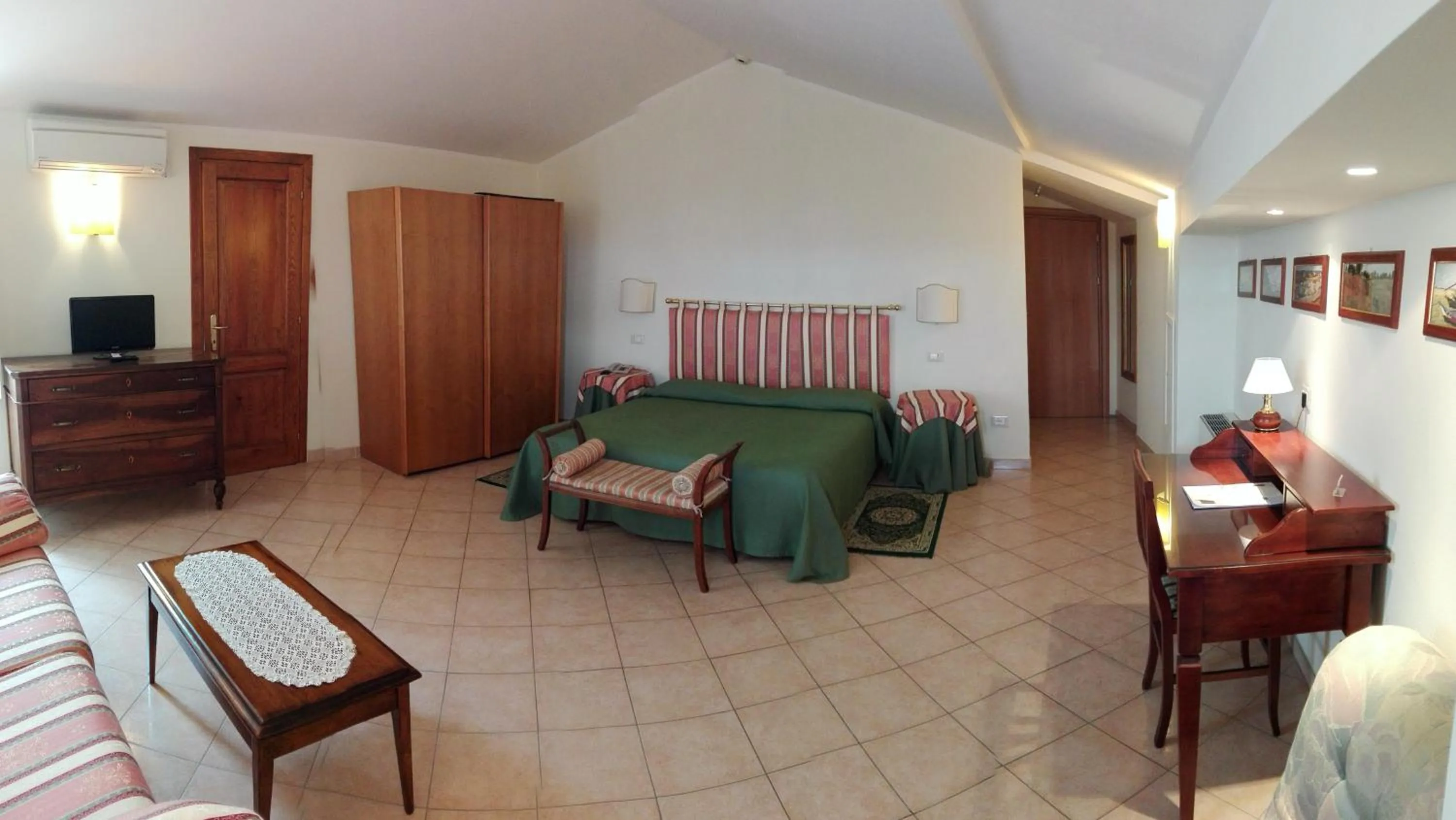 Photo of the whole room, Bed in Hotel Umbra