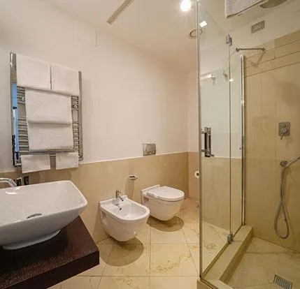 Bathroom in Hotel Pisa Tower Plaza
