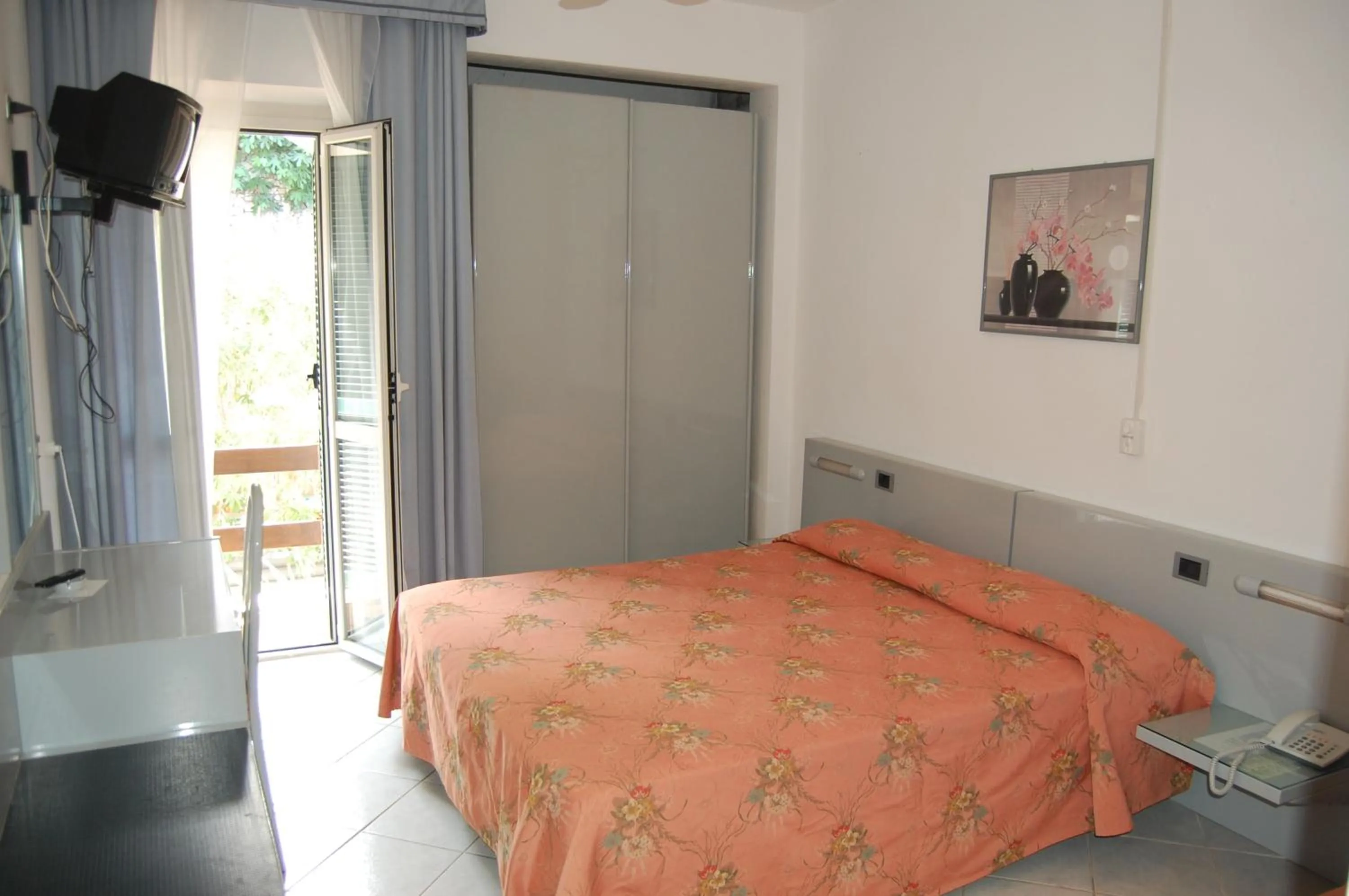 Photo of the whole room, Bed in Hotel Villa Ombrosa
